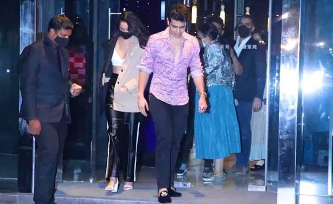 శ్రద్దా కపూర్ సెలబ్రిటీ ఫోటోగ్రాఫర్ రోహన్ శ్రేష్ట ఎఫైర్ నడుపుతున్నారట. ఈ విషయం బాలీవుడ్ లో ఎప్పటినుండో వినిపిస్తుంది. శ్రద్దా కపూర్ సెలబ్రిటీ ఫోటోగ్రాఫర్ రోహన్ శ్రేష్ట ఎఫైర్ నడుపుతున్నారట. ఈ విషయం బాలీవుడ్ లో ఎప్పటినుండో వినిపిస్తుంది.