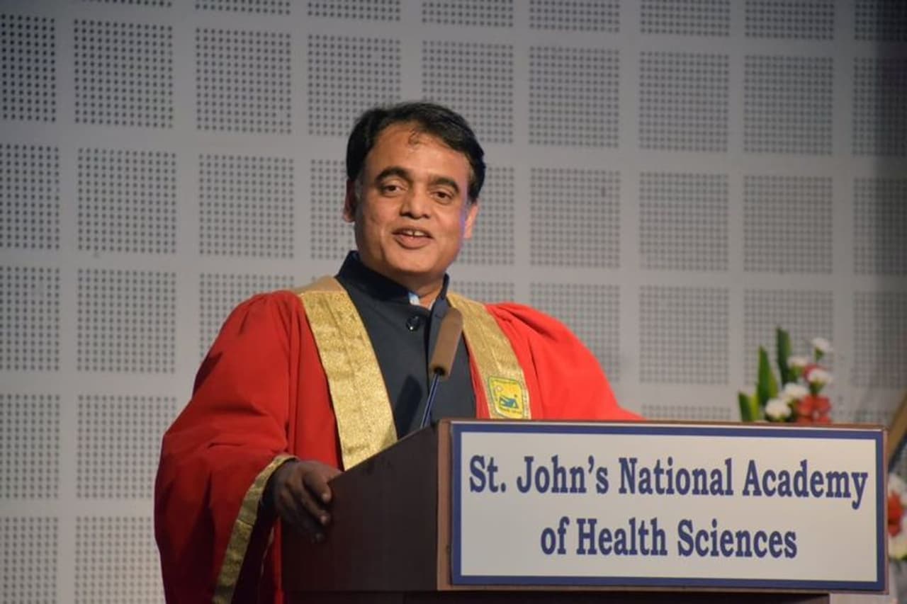 <p>ಕೋರಮಂಗಲದ ಸೇಂಟ್‌ ಜಾನ್ಸ್‌ ವೈದ್ಯಕೀಯ ಕಾಲೇಜಿನ ಘಟಿಕೋತ್ಸವದಲ್ಲಿ ಎಂಬಿಬಿಎಸ್‌, ಸ್ನಾತಕೋತ್ತರ ವೈದ್ಯಕೀಯ ಪದವಿ ಪಡೆದ ವಿದ್ಯಾರ್ಥಿಗಳಿಗೆ ಪದವಿ ಪ್ರದಾನ ಮಾಡಿ ಮಾತನಾಡಿದ ಅಶ್ವತ್ಥ ನಾರಾಯಣ, ಕೊರೋನಾ ಬಿಕ್ಕಟ್ಟು ಬಂದ ಮೇಲೆ ವೈದ್ಯರಿಗೆ ಸಾಕಷ್ಟುಸವಾಲುಗಳು ಎದುರಾಗಿದ್ದು, ಅವುಗಳನ್ನು ಸಮರ್ಥವಾಗಿ ಎದುರಿಸಬೇಕು. ಹಣ ಮಾಡಲು ಹಲವಾರು ಕ್ಷೇತ್ರಗಳಿದ್ದು, ವೈದ್ಯ ವೃತ್ತಿ ಸೇವೆಗೆ ಮೀಸಲಿಡಬೇಕು ಎಂದರು.</p>