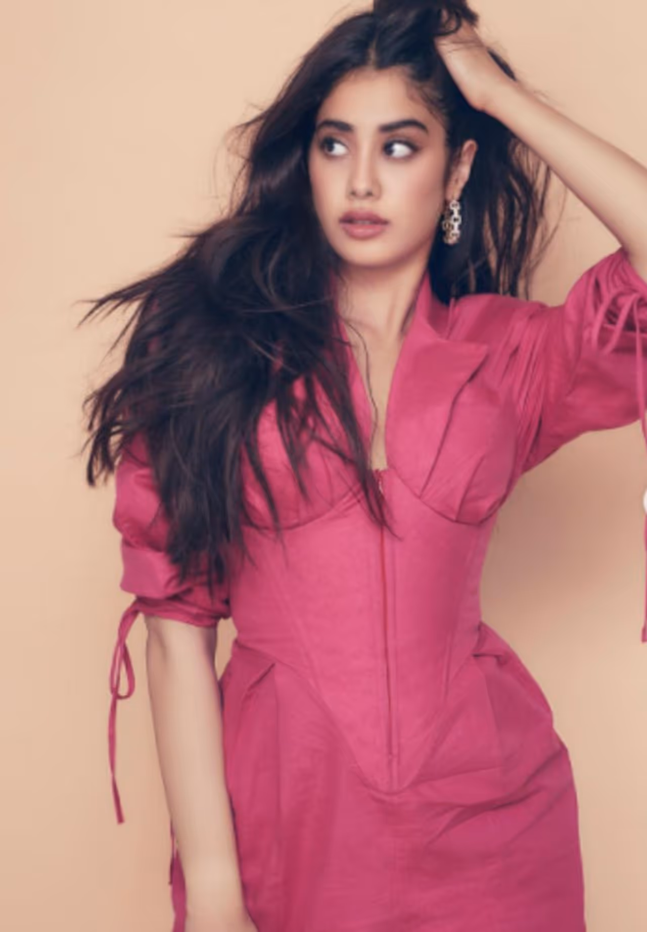 <p>ಬಾಲಿವುಡ್ ನಟಿ ಜಾಹ್ನವಿ ಕಪೂರ್ ಇತ್ತೀಚೆಗೆ ರೂಹಿ ಸಿನಿಮಾದ ಪ್ರಮೋಷನ್ನಲ್ಲಿ ಕಾಣಿಸಿಕೊಂಡಿದ್ದರು. ಈ ಸಂದರ್ಭ ಜಾಡ್ರಾಪ್ ಡ್ರೆಸ್ ಧರಿಸಿದ್ದರು ನಟಿ.</p> <p>ಬಾಲಿವುಡ್ ನಟಿ ಜಾಹ್ನವಿ ಕಪೂರ್ ಇತ್ತೀಚೆಗೆ ರೂಹಿ ಸಿನಿಮಾದ ಪ್ರಮೋಷನ್ನಲ್ಲಿ ಕಾಣಿಸಿಕೊಂಡಿದ್ದರು. ಈ ಸಂದರ್ಭ ಜಾಡ್ರಾಪ್ ಡ್ರೆಸ್ ಧರಿಸಿದ್ದರು ನಟಿ.</p>