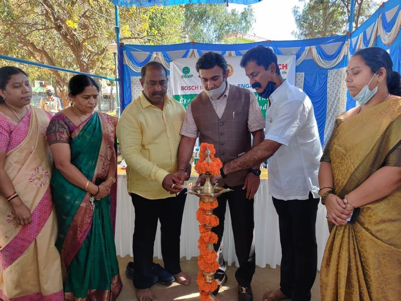 <p>ನಗರದ ಸಿಂಗಸಂದ್ರದಲ್ಲಿ ಬಾಶ್‌ ಕಂಪನಿಯ ಪ್ರಾಥಮಿಕ ಆರೋಗ್ಯ ಕೇಂದ್ರಕ್ಕೆ ಚಾಲನೆ ನೀಡಿ ಮಾತನಾಡಿದ ಸಚಿವ ಡಾ.ಕೆ.ಸುಧಾಕರ್‌ ಅವರು, ಗ್ರಾಮೀಣ ಪ್ರದೇಶಗಳಿಗೆ ಪ್ರಾಥಮಿಕ ಚಿಕಿತ್ಸಾ ಕೇಂದ್ರಗಳು ಬಹಳ ಮುಖ್ಯ. ರೋಗಿಗಳು ಹೆಚ್ಚಾಗಿ ಬರುವ, ಹೆಚ್ಚು ಒತ್ತಡವಿರುವ ಕಡೆ ಮಾದರಿ ಆರೋಗ್ಯ ಕೇಂದ್ರ ಅಭಿವೃದ್ಧಿ ಮಾಡಲಾಗುತ್ತದೆ. ಪ್ರಾಥಮಿಕ ಆರೋಗ್ಯ ಕೇಂದ್ರದಲ್ಲಿ ಒಬ್ಬರೇ ವೈದ್ಯರಿದ್ದರು. ಈ ವರ್ಷದಿಂದ ಒಬ್ಬ ಪುರುಷ ಹಾಗೂ ಒಬ್ಬ ಮಹಿಳಾ ವೈದ್ಯರನ್ನು ನಿಯೋಜಿಸಲಾಗುತ್ತದೆ. ಈ ರೀತಿಯ ಬದಲಾವಣೆ ತಂದು ಅಭಿವೃದ್ಧಿಪಡಿಸಲಾಗುತ್ತದೆ ಎಂದರು.</p>