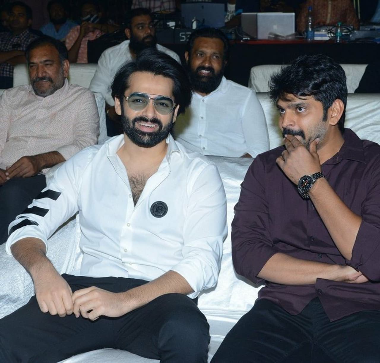 శ్రీవిష్ణు డిఫరెంట్ కాన్సెప్ట్ లతో సినిమాలు చేస్తూ తనకంటూ ఓ సపరేట్ గుర్తింపుని తెచ్చుకున్నారు. రెగ్యూలర్ కమర్షియల్ సినిమాలకు అతీతంగా ఆయన సినిమాలు చేస్తూ హీరోగా గుర్తింపు తెచ్చుకున్నారు. ఆయన చివరగా నటించిన `తిప్పరమీసం` పరాజయం చెందింది. దీంతో `గాలిసంపత్`పై హోప్స్ పెట్టుకున్నారు. మరోవైపు రాజేంద్రప్రసాద్ నటన గురించి ప్రత్యేకంగా చెప్పక్కర్లేదు. పాత్ర ఏదైనా పండించడం, రక్తికట్టించడం ఆయను వెన్నతో పెట్టిన విద్య. మరి ఈ సినిమాలో ఎలా చేశారు, అనిల్ రావిపూడి పర్యవేక్షణ ఎంత వరకు వర్కౌట్ అయ్యిందనేది చూస్తే.. శ్రీవిష్ణు డిఫరెంట్ కాన్సెప్ట్ లతో సినిమాలు చేస్తూ తనకంటూ ఓ సపరేట్ గుర్తింపుని తెచ్చుకున్నారు. రెగ్యూలర్ కమర్షియల్ సినిమాలకు అతీతంగా ఆయన సినిమాలు చేస్తూ హీరోగా గుర్తింపు తెచ్చుకున్నారు. ఆయన చివరగా నటించిన `తిప్పరమీసం` పరాజయం చెందింది. దీంతో `గాలిసంపత్`పై హోప్స్ పెట్టుకున్నారు. మరోవైపు రాజేంద్రప్రసాద్ నటన గురించి ప్రత్యేకంగా చెప్పక్కర్లేదు. పాత్ర ఏదైనా పండించడం, రక్తికట్టించడం ఆయను వెన్నతో పెట్టిన విద్య. మరి ఈ సినిమాలో ఎలా చేశారు, అనిల్ రావిపూడి పర్యవేక్షణ ఎంత వరకు వర్కౌట్ అయ్యిందనేది చూస్తే..