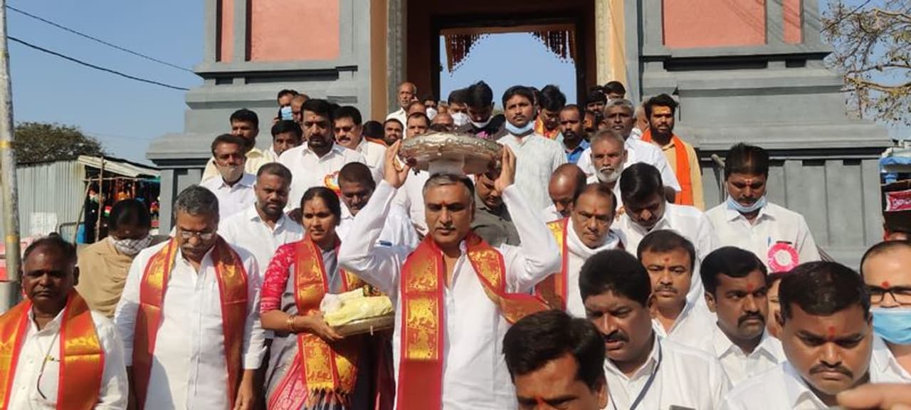 మెదక్ జిల్లా పాపన్నపేట మండలం నాగసానిపల్లిలో గ్రామ సమీపంలోని అటవీప్రాంతంలో మంజీరా నదీ ఒడ్డున వెలిసిన ఏడుపాయల వనదుర్గమ్మను ఆర్థిక మంత్రి హరీష్ రావు దర్శించుకున్నారు. శివరాత్రి ఉత్సవాల్లో భాగంగా ప్రభుత్వం తరపున అమ్మవారికి పట్టువస్త్రాలు సమర్పించారు హరీష్ రావు. మెదక్ జిల్లా పాపన్నపేట మండలం నాగసానిపల్లిలో గ్రామ సమీపంలోని అటవీప్రాంతంలో మంజీరా నదీ ఒడ్డున వెలిసిన ఏడుపాయల వనదుర్గమ్మను ఆర్థిక మంత్రి హరీష్ రావు దర్శించుకున్నారు. శివరాత్రి ఉత్సవాల్లో భాగంగా ప్రభుత్వం తరపున అమ్మవారికి పట్టువస్త్రాలు సమర్పించారు హరీష్ రావు.