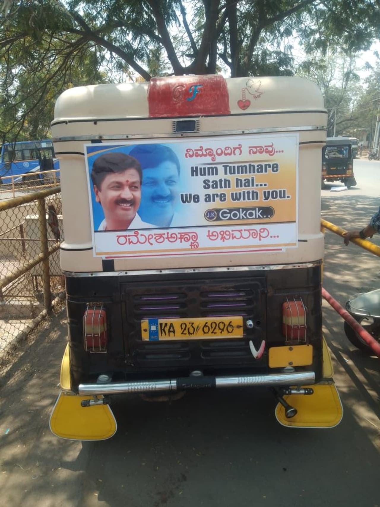 <p>ರಮೇಶ್ ಜಾರಕಿಹೊಳಿ ಬೆಂಬಲಿತ ಆಟೋ ಚಾಲಕರ ವಿನೂತನ ಅಭಿಯಾನ</p> <p>ರಮೇಶ್ ಜಾರಕಿಹೊಳಿ ಬೆಂಬಲಿತ ಆಟೋ ಚಾಲಕರ ವಿನೂತನ ಅಭಿಯಾನ</p>