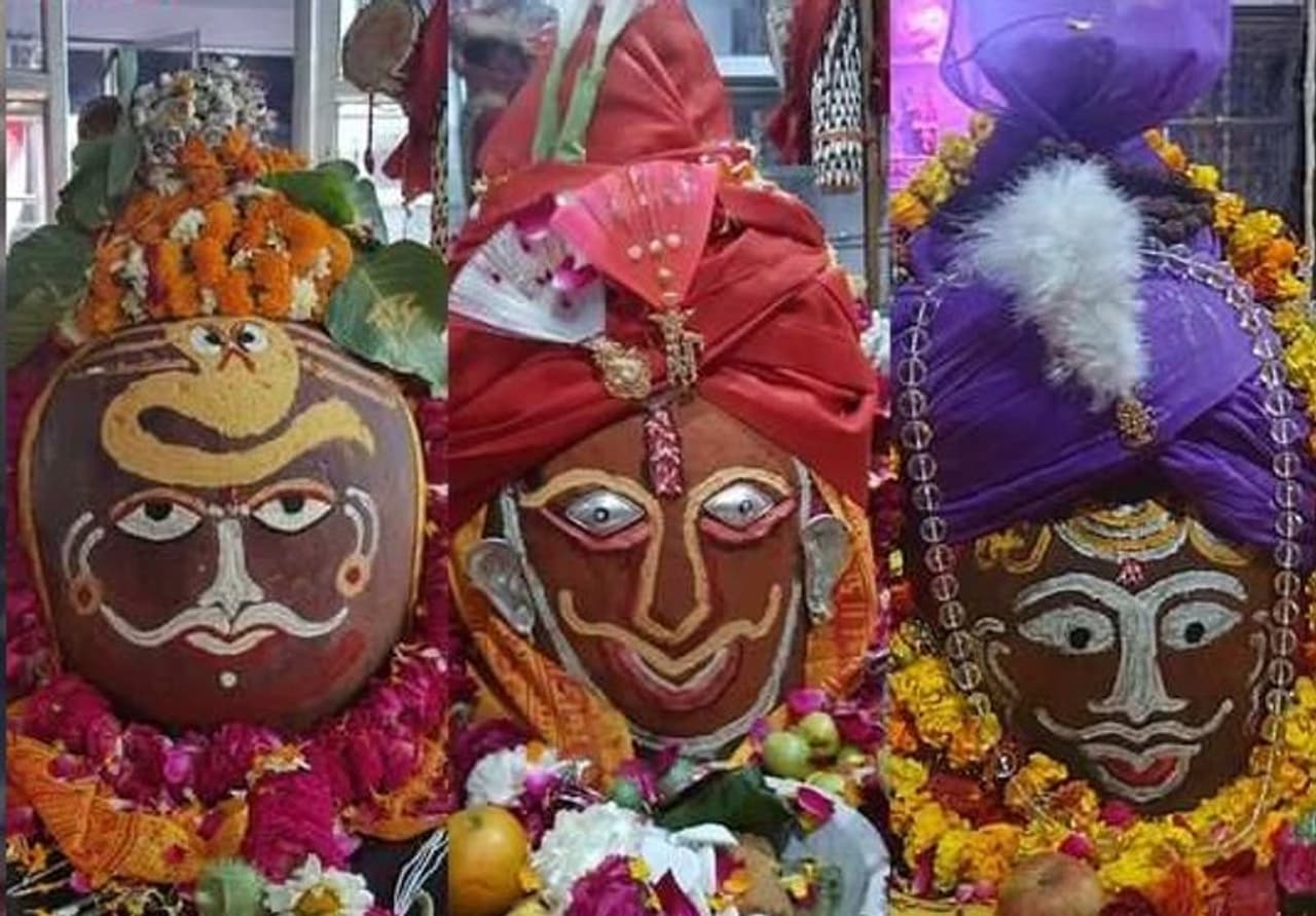 <p>ಈ ಬಣ್ಣದಲ್ಲಿ ಕಾಣುತ್ತದೆ ಶಿವಲಿಂಗ: ಧಾರ್ಮಿಕ ಮಾನ್ಯತೆಗಳನ್ನು ಹೊರತುಪಡಿಸಿ ಮತ್ತೊಂದು ಅಚ್ಚರಿಗೀಡು ಮಾಡುವ ವಿಚಾರವೆಂದರೆ ಇಲ್ಲಿನ ಶಿವಲಿಂಗ ದಿನಕ್ಕೆ ಮೂರು ಬಾರಿ ಬಣ್ಣ ಬದಲಾಯಿಸುತ್ತದೆ ಎನ್ನುವುದು. ಬೆಳಗ್ಗೆ ಕೆಂಪು, ಮಧ್ಯಾಹ್ನ ಕೇಸರಿ ಹಾಗೂ ಸಂಜೆ ಕಂದು ಬಣ್ಣವಾಗಿ ಮಾರ್ಪಾಡಾಗುತ್ತದೆ.<br />&nbsp;</p>