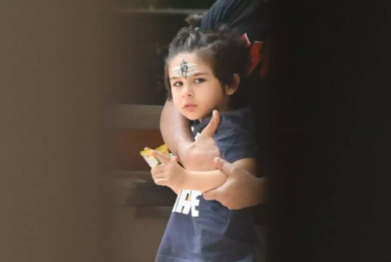 <p>ಬಾಲಿವುಡ್ ನಟ ಸೈಫ್ ಅಲಿ ಖಾನ್ ಮತ್ತು ಕರೀನಾ ಕಪೂರ್ ಮಗ ತೈಮೂರ್ ಪುಟ್ಟ ಶಿವನಾಗಿ ಕಾಣಿಸ್ಕೊಂಡಿದ್ದಾನೆ.</p> <p>ಬಾಲಿವುಡ್ ನಟ ಸೈಫ್ ಅಲಿ ಖಾನ್ ಮತ್ತು ಕರೀನಾ ಕಪೂರ್ ಮಗ ತೈಮೂರ್ ಪುಟ್ಟ ಶಿವನಾಗಿ ಕಾಣಿಸ್ಕೊಂಡಿದ್ದಾನೆ.</p>