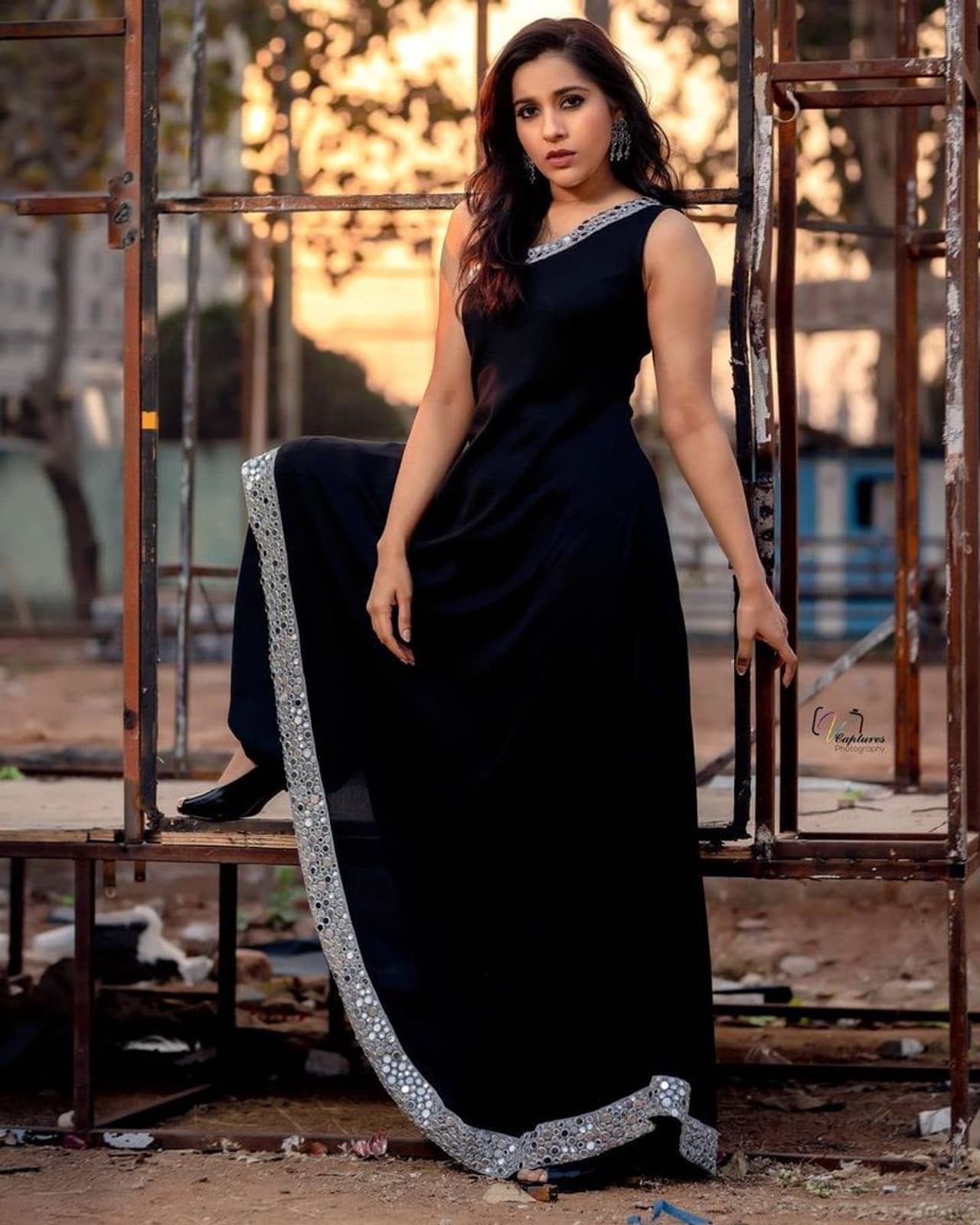 నటిగా వెండితెరకు పరిచయమైన యాంకర్ రష్మీ పరిశ్రమకు వచ్చి చాలా కాలం అవుతుంది. జబర్ధస్త్ షో ద్వారా ఫేమ్ సంపాదించిన తరువాత, హీరోయిన్ అయిన రష్మీ ప్రెజెంట్ ఏజ్ 32ఏళ్ళు. పెళ్లి గురించి అడిగితే అబ్బో దానికి చాలా సమయం ఉంది అంటుంది. నటిగా వెండితెరకు పరిచయమైన యాంకర్ రష్మీ పరిశ్రమకు వచ్చి చాలా కాలం అవుతుంది. జబర్ధస్త్ షో ద్వారా ఫేమ్ సంపాదించిన తరువాత, హీరోయిన్ అయిన రష్మీ ప్రెజెంట్ ఏజ్ 32ఏళ్ళు. పెళ్లి గురించి అడిగితే అబ్బో దానికి చాలా సమయం ఉంది అంటుంది.