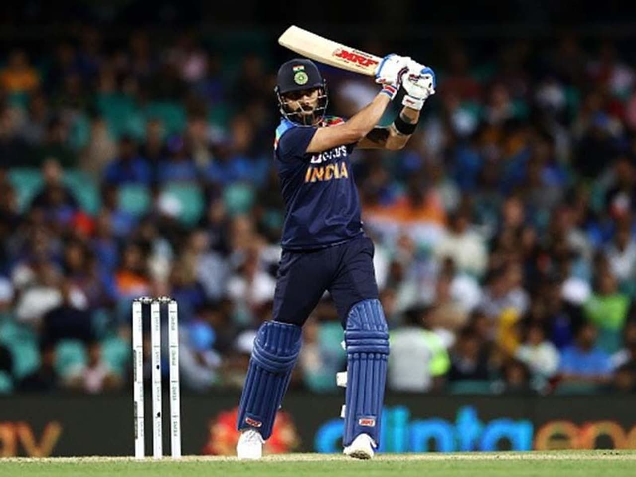 <p>భారత మాజీ కెప్టెన్ మహేంద్ర సింగ్ ధోనీ 11,207 పరుగులు చేయగా, కెప్టెన్గా మూడు ఫార్మట్లలో కలిపి 12 వేల పరుగులు చేసిన మొట్టమొదటి భారత సారథిగా నిలిచాడు విరాట్ కోహ్లీ...</p> <p>భారత మాజీ కెప్టెన్ మహేంద్ర సింగ్ ధోనీ 11,207 పరుగులు చేయగా, కెప్టెన్గా మూడు ఫార్మట్లలో కలిపి 12 వేల పరుగులు చేసిన మొట్టమొదటి భారత సారథిగా నిలిచాడు విరాట్ కోహ్లీ...</p>