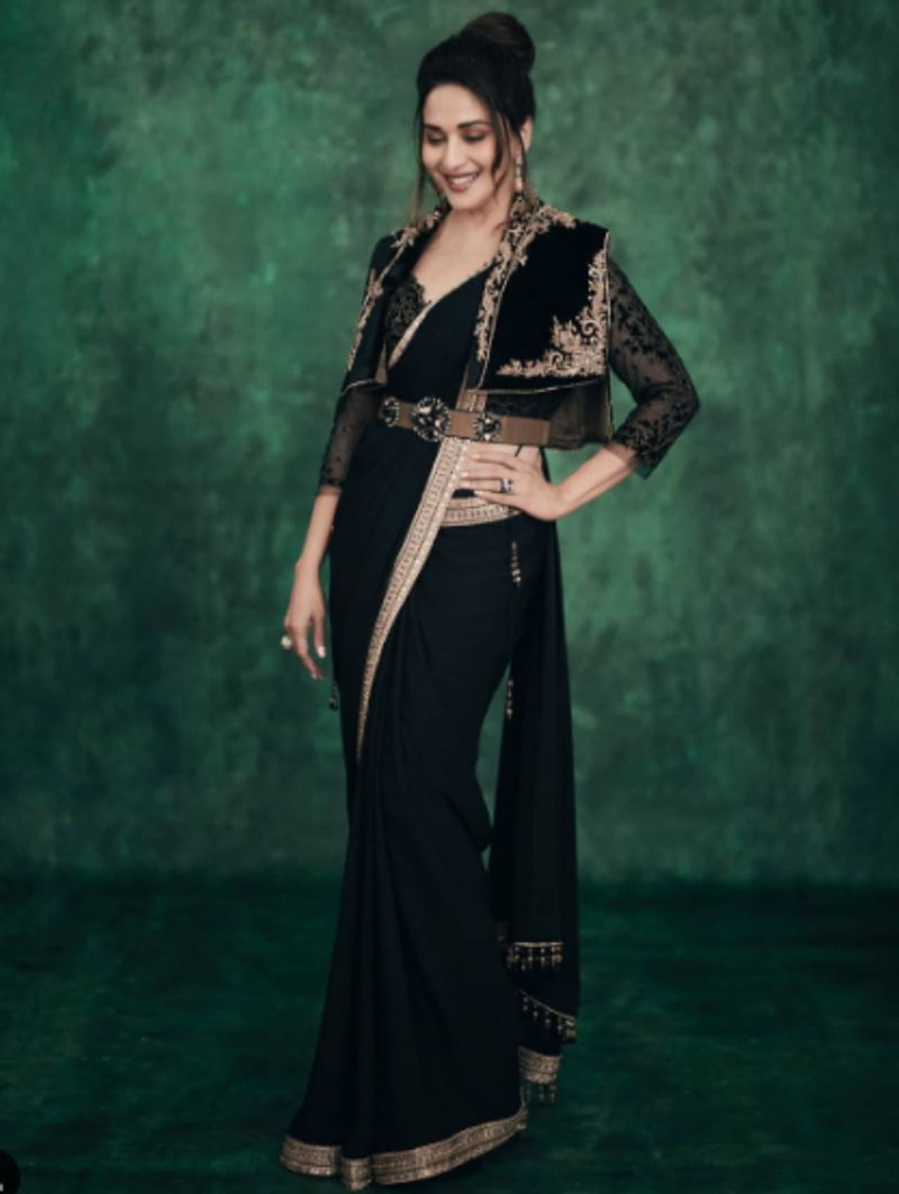 <p>ತರುಣ್ ತಾಹಿಲಿಯಾನಿ ವಿನ್ಯಾಸಗೊಳಿಸಿದ ಕಪ್ಪು ಸೀರೆಯಲ್ಲಿ ಮಾಧುರಿ ದೀಕ್ಷಿತ್ ಮೋಡಿ ಮಾಡಿದ್ದಾರೆ.</p> <p>ತರುಣ್ ತಾಹಿಲಿಯಾನಿ ವಿನ್ಯಾಸಗೊಳಿಸಿದ ಕಪ್ಪು ಸೀರೆಯಲ್ಲಿ ಮಾಧುರಿ ದೀಕ್ಷಿತ್ ಮೋಡಿ ಮಾಡಿದ್ದಾರೆ.</p>