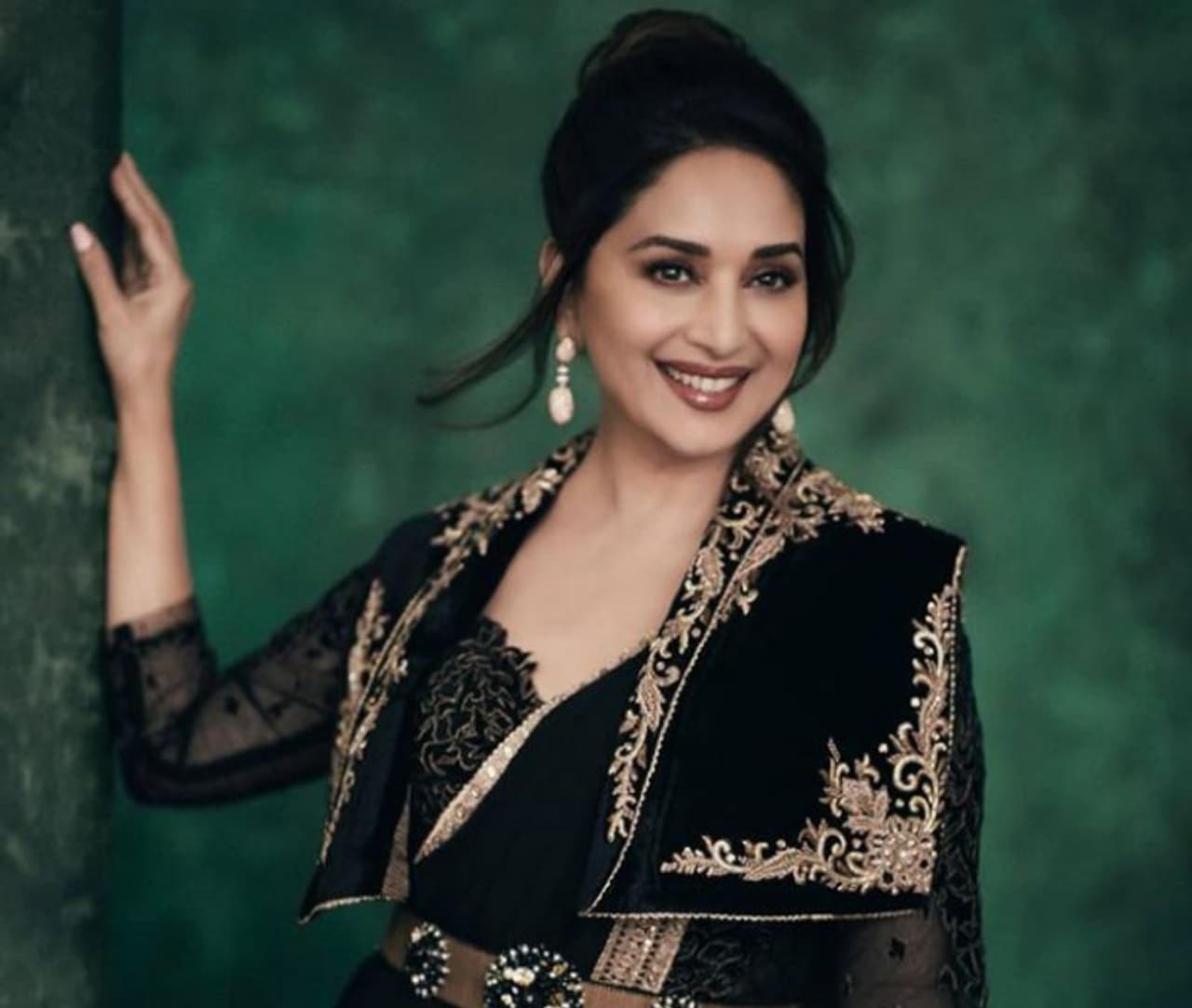 <p>ಬಾಲಿವುಡ್ನ ದಿವಾ ಮತ್ತು ಎಲ್ಲರ ಮೆಚ್ಚಿನ ಮಾಧುರಿ ದೀಕ್ಷಿತ್ ಇತ್ತೀಚೆಗೆ ತಮ್ಮ ಕೂದಲ ರಕ್ಷಣೆಯ ಸಲಹೆಗಳು ಮತ್ತು ಸೀಕ್ರೆಟ್ ಬಗ್ಗೆ ತಮ್ಮ ಯುಟ್ಯೂಬ್ ಚಾನೆಲ್ನಲ್ಲಿ ವೀಡಿಯೊವನ್ನು ಪೋಸ್ಟ್ ಮಾಡಿದ್ದಾರೆ.</p> <p>ಬಾಲಿವುಡ್ನ ದಿವಾ ಮತ್ತು ಎಲ್ಲರ ಮೆಚ್ಚಿನ ಮಾಧುರಿ ದೀಕ್ಷಿತ್ ಇತ್ತೀಚೆಗೆ ತಮ್ಮ ಕೂದಲ ರಕ್ಷಣೆಯ ಸಲಹೆಗಳು ಮತ್ತು ಸೀಕ್ರೆಟ್ ಬಗ್ಗೆ ತಮ್ಮ ಯುಟ್ಯೂಬ್ ಚಾನೆಲ್ನಲ್ಲಿ ವೀಡಿಯೊವನ್ನು ಪೋಸ್ಟ್ ಮಾಡಿದ್ದಾರೆ.</p>