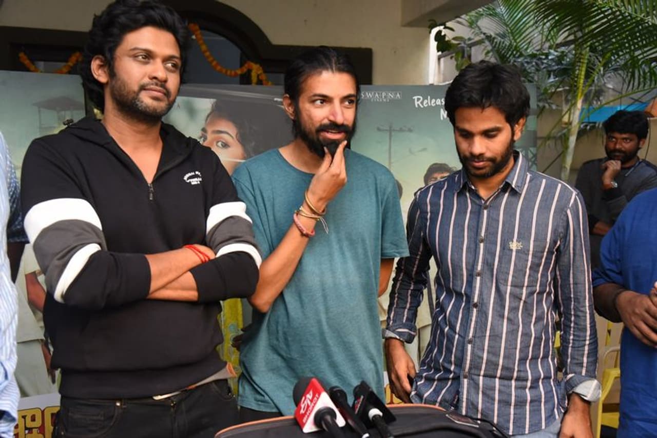 ట్రైలర్, టీజర్స్ మూవీపై పాజిటివ్ బజ్ క్రియేట్ చేయగా, నేడు మొదటి షో నుండే సినిమా హిట్ అన్నమాట వినిపిస్తుంది. ట్రైలర్, టీజర్స్ మూవీపై పాజిటివ్ బజ్ క్రియేట్ చేయగా, నేడు మొదటి షో నుండే సినిమా హిట్ అన్నమాట వినిపిస్తుంది.