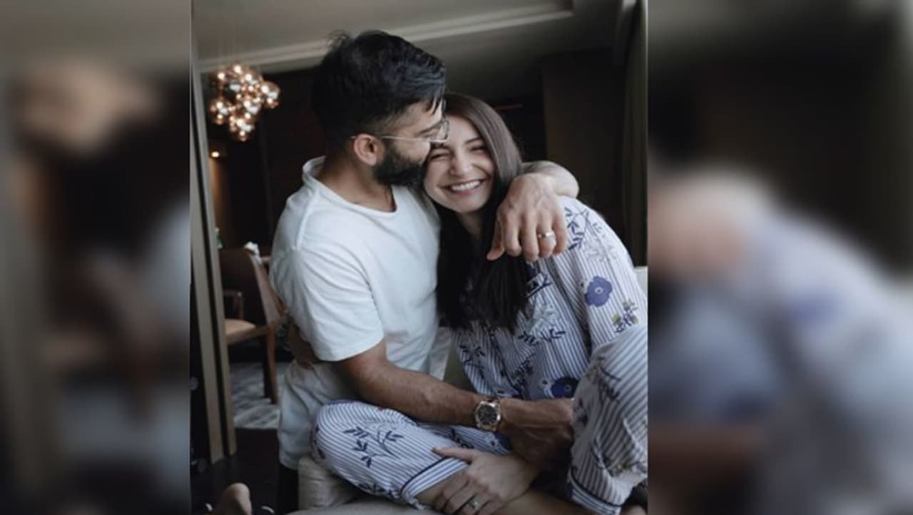 <p>టీమిండియా కెప్టెన్ విరాట్ కోహ్లీ.. బాలీవుడ్ బ్యూటీ అనుష్క శర్మలు ప్రేమించి పెళ్లి చేసుకున్నారనే విషయం మనందరికీ తెలిసిందే. </p> <p>టీమిండియా కెప్టెన్ విరాట్ కోహ్లీ.. బాలీవుడ్ బ్యూటీ అనుష్క శర్మలు ప్రేమించి పెళ్లి చేసుకున్నారనే విషయం మనందరికీ తెలిసిందే. </p>