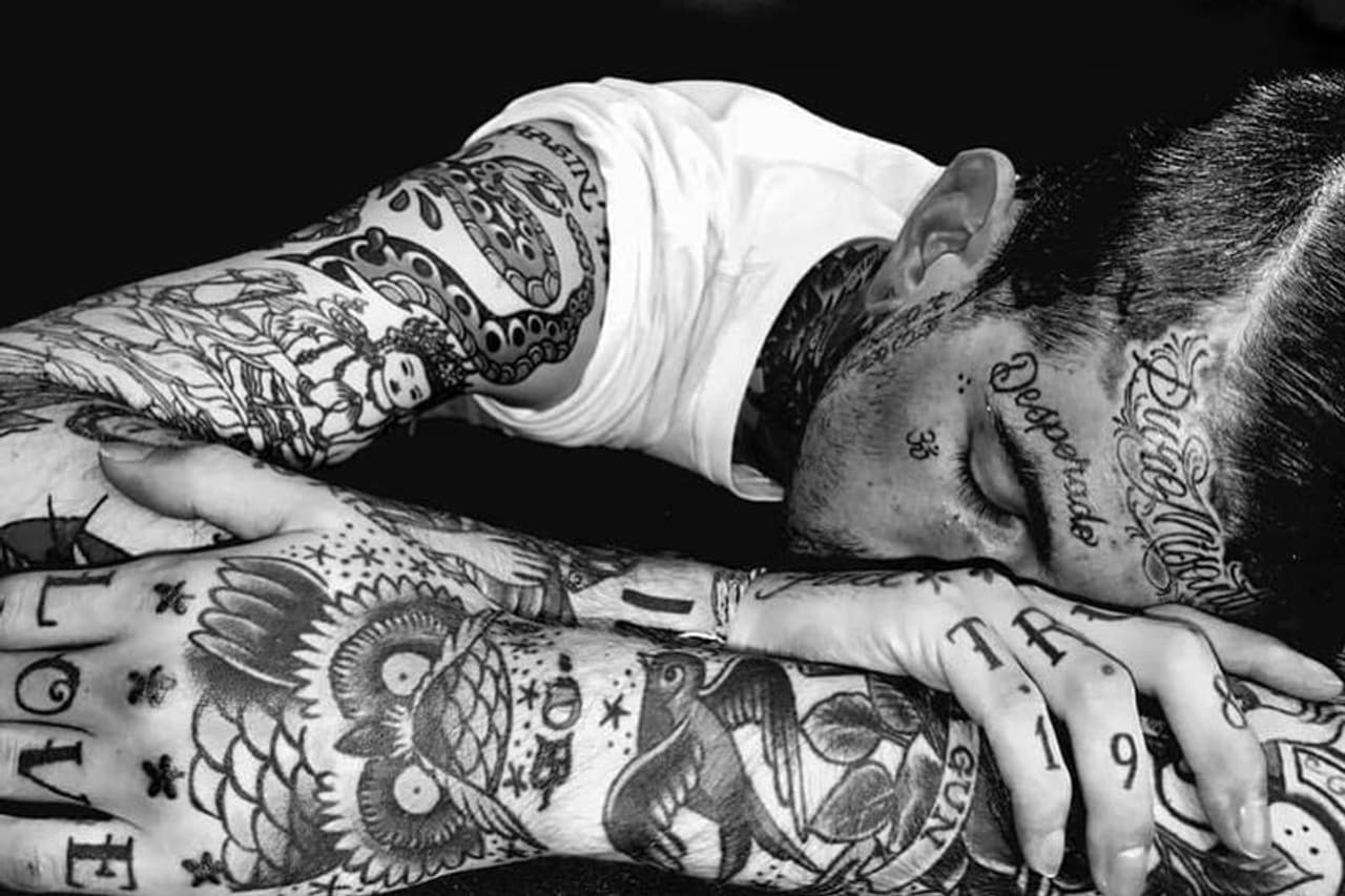 <p>ഡൊണാറ്റോ ഡി കാമിലോവിന് കുട്ടിയായിരുന്നപ്പോൾ മുതൽ ഫോട്ടോഗ്രഫിയോട് വലിയ താല്പര്യമായിരുന്നു. എന്നാൽ, ആ കുടുംബത്തിന് &nbsp;മകന് ഒരു ക്യാമറ വാങ്ങി കൊടുക്കാനുള്ള കഴിവ് ഉണ്ടായിരുന്നില്ല. പകരം, ഒരു ഹോട്ട്‌ഷോട്ട് ഫോട്ടോഗ്രാഫറാണെന്ന ഭാവത്തിൽ അവൻ ഫിലിമില്ലാത്ത ഒരു സാധാരണ ക്യാമറയുമായി വീടിനു ചുറ്റും ഓടി നടക്കും.&nbsp;</p>