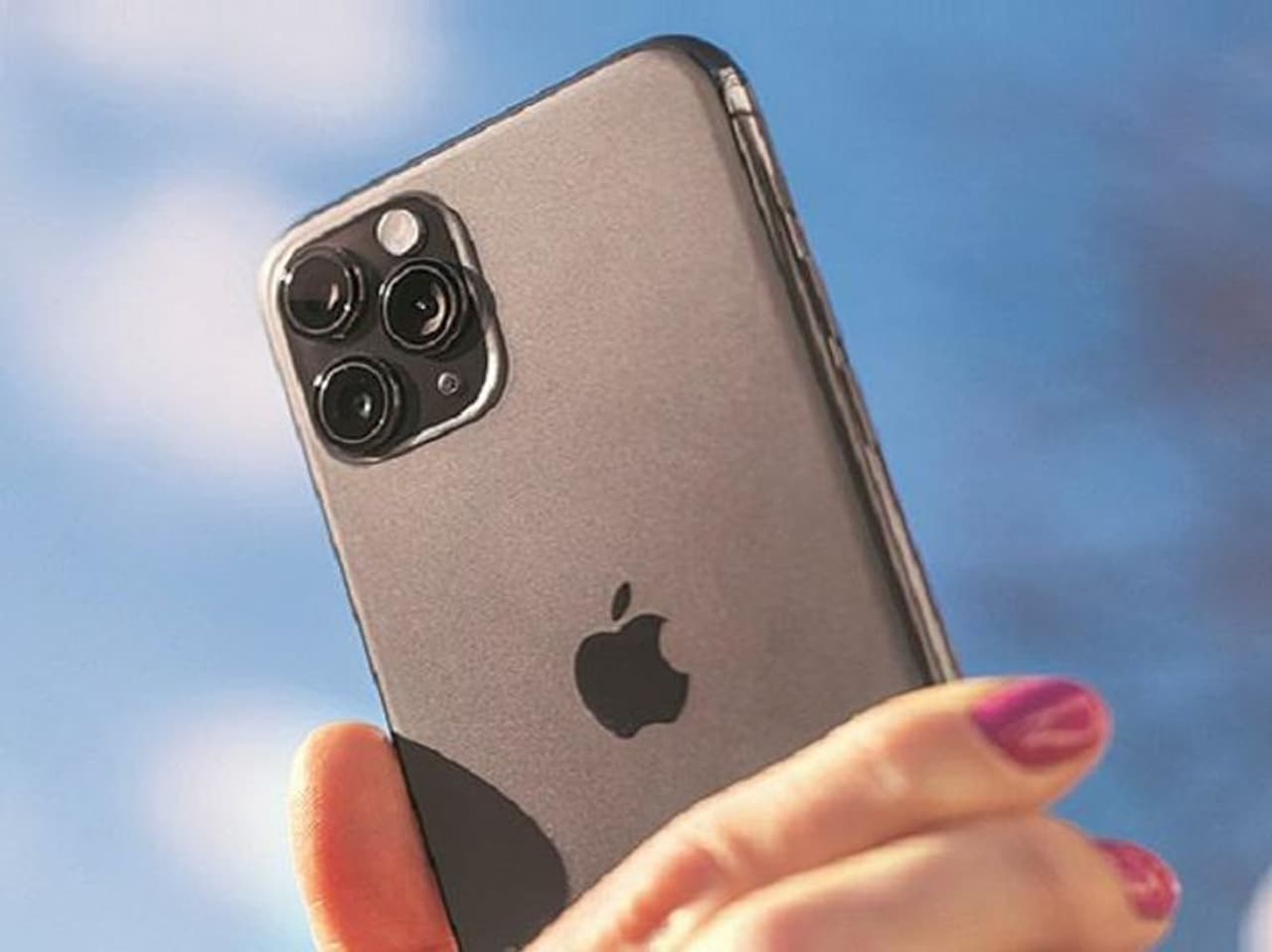 <p>అయితే సంస్థ సరఫరాదారుని పేరును వెల్లడించలేదు. తైవానీస్ తయారీ సంస్థ ఫాక్స్ కాన్ తమిళనాడులోని ఆపిల్ ప్లాంట్లో ఈ ఐఫోన్ 12 ఉత్పత్తి చేయనున్నట్లు ఈ విషయం తెలిసిన రెండు వర్గాలు తెలిపాయి.</p> <p>అయితే సంస్థ సరఫరాదారుని పేరును వెల్లడించలేదు. తైవానీస్ తయారీ సంస్థ ఫాక్స్ కాన్ తమిళనాడులోని ఆపిల్ ప్లాంట్లో ఈ ఐఫోన్ 12 ఉత్పత్తి చేయనున్నట్లు ఈ విషయం తెలిసిన రెండు వర్గాలు తెలిపాయి.</p>