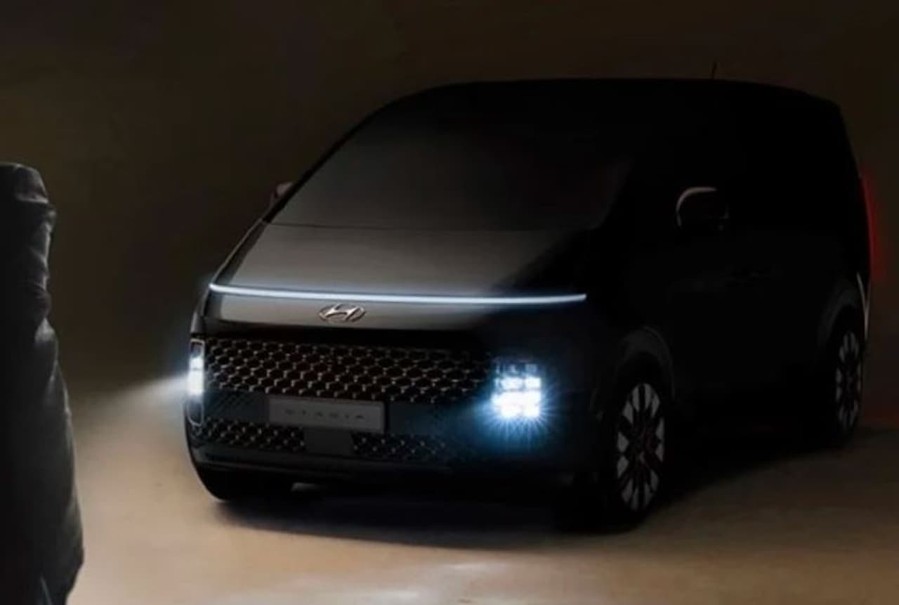 <p>త్వరలో లాంచ్ కానున్న ఈ కారు ఎం‌పి‌వి (మల్టీ పర్పస్ వెహికల్) విభాగంలో ప్రపంచవ్యాప్తంగా ఇలాంటి మోడల్ లేదు. దీని స్టయిల్, డిజైన్ మీ దృష్టిని ఆకర్షించగలదు. హ్యుందాయ్ తాజాగా ఈ విభాగంలో రాబోయే ఎంపివి హ్యుందాయ్ స్టార్యా &nbsp;మొదటి టీజర్ ఫోటోలని విడుదల చేసింది. ఈ విభాగంలో ఈ కారు విభిన్న స్టైలింగ్, మరెన్నో ఫీచర్స్ తో వస్తున్నట్లు &nbsp;సూచించింది.</p>