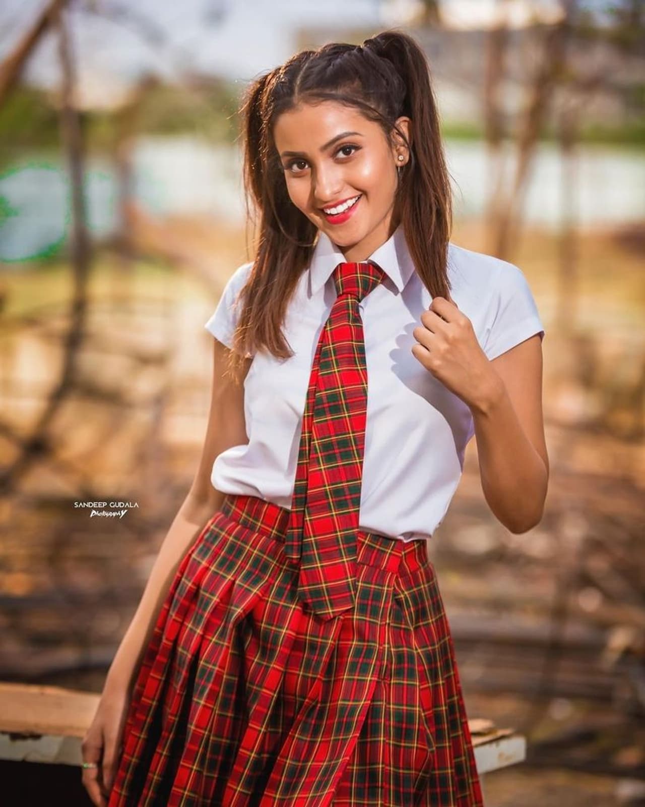 `ఢీ`బ్యూటీ దీపికా పిల్లి చిలిపి తనంతో, హాట్‌ అందంతో, చలాకీతో మెస్మరైజ్‌ చేస్తుంది. `ఢీ` షోకి తనవంతూ క్రేజీని పాపులారిటీని తీసుకొస్తుంది.