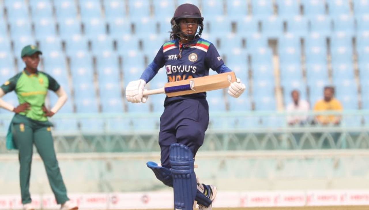 <p>సౌతాఫ్రికాతో జరుగుతున్న మూడో వన్డేలో భారత జట్టును దురదృష్టం వెంటాడింది. విజయం ముంగిక వర్షం కురవడంతో మ్యాచ్ను నిలిపివేసిన అంపైర్లు, డీఎల్ఎస్ పద్ధతి ప్రకారం సౌతాఫ్రికా 6 పరుగుల తేడాతో గెలిచినట్టు ప్రకటించారు. </p> <p>సౌతాఫ్రికాతో జరుగుతున్న మూడో వన్డేలో భారత జట్టును దురదృష్టం వెంటాడింది. విజయం ముంగిక వర్షం కురవడంతో మ్యాచ్ను నిలిపివేసిన అంపైర్లు, డీఎల్ఎస్ పద్ధతి ప్రకారం సౌతాఫ్రికా 6 పరుగుల తేడాతో గెలిచినట్టు ప్రకటించారు. </p>