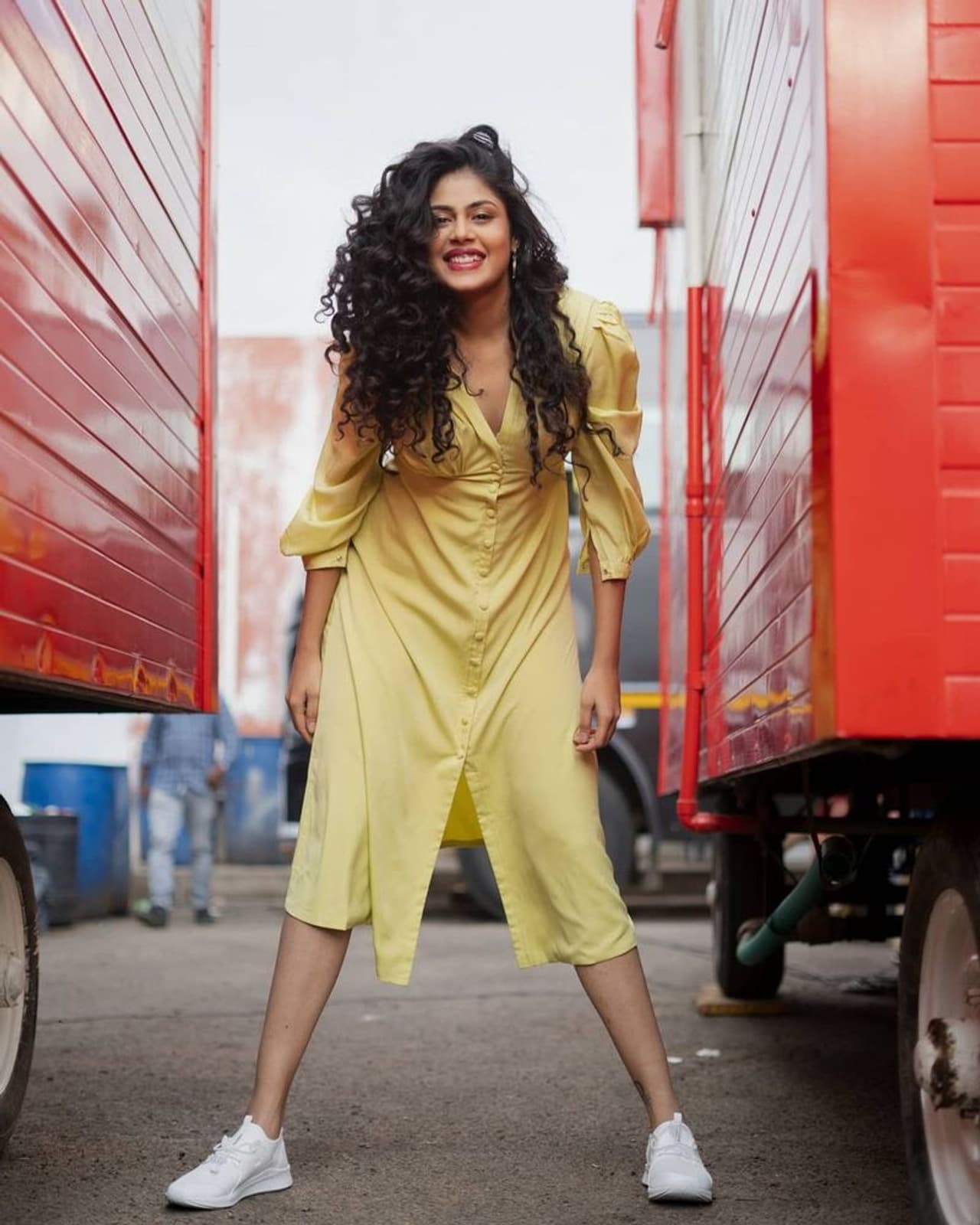 యూట్యూబ్లో వీడియోలు చేస్తూ ఆకట్టుకున్న ఫరియా అబ్దుల్లాకి లక్కీ ఛాన్స్ తగిలింది. `జాతిరత్నాలు`లో హీరోయిన్గా నటించే ఛాన్స్ దక్కింది. యూట్యూబ్లో వీడియోలు చేస్తూ ఆకట్టుకున్న ఫరియా అబ్దుల్లాకి లక్కీ ఛాన్స్ తగిలింది. `జాతిరత్నాలు`లో హీరోయిన్గా నటించే ఛాన్స్ దక్కింది.