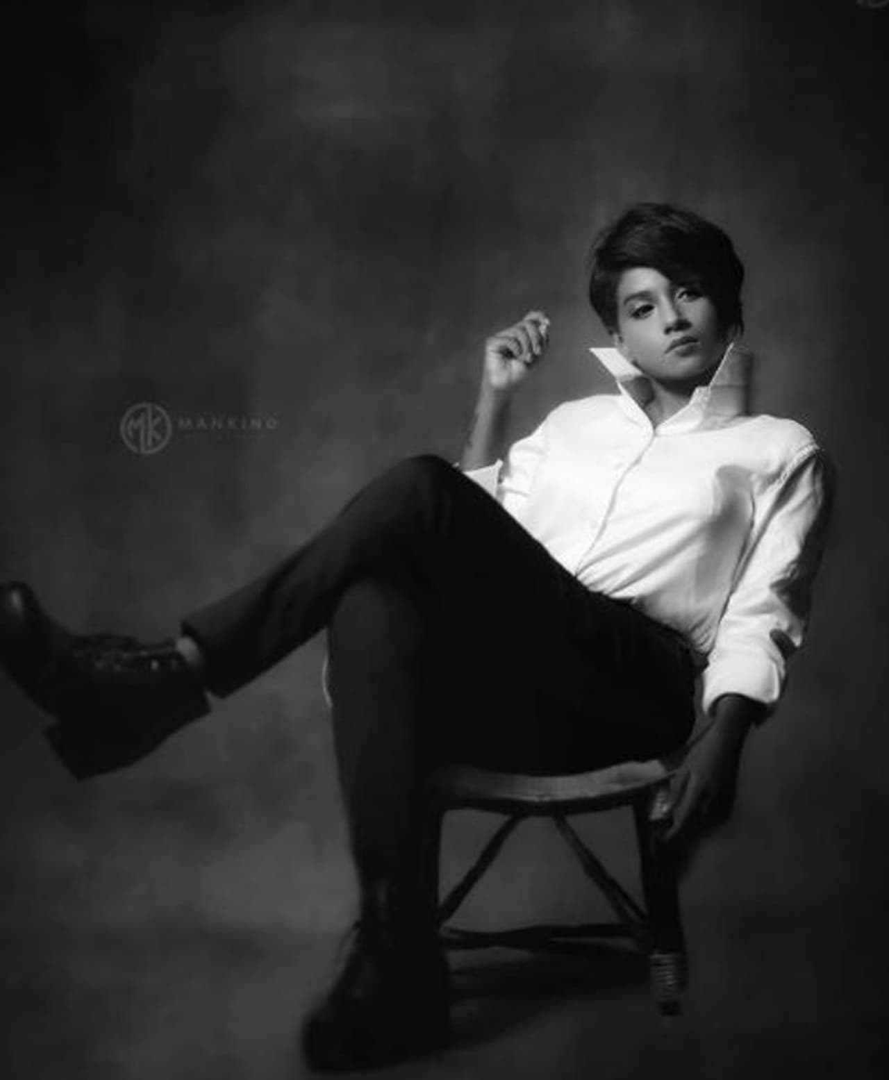 <p>கால் மேல் கால் போட்டு செம்ம கெத்தாக போஸ் கொடுத்த கேப்ரில்லா&nbsp;</p>