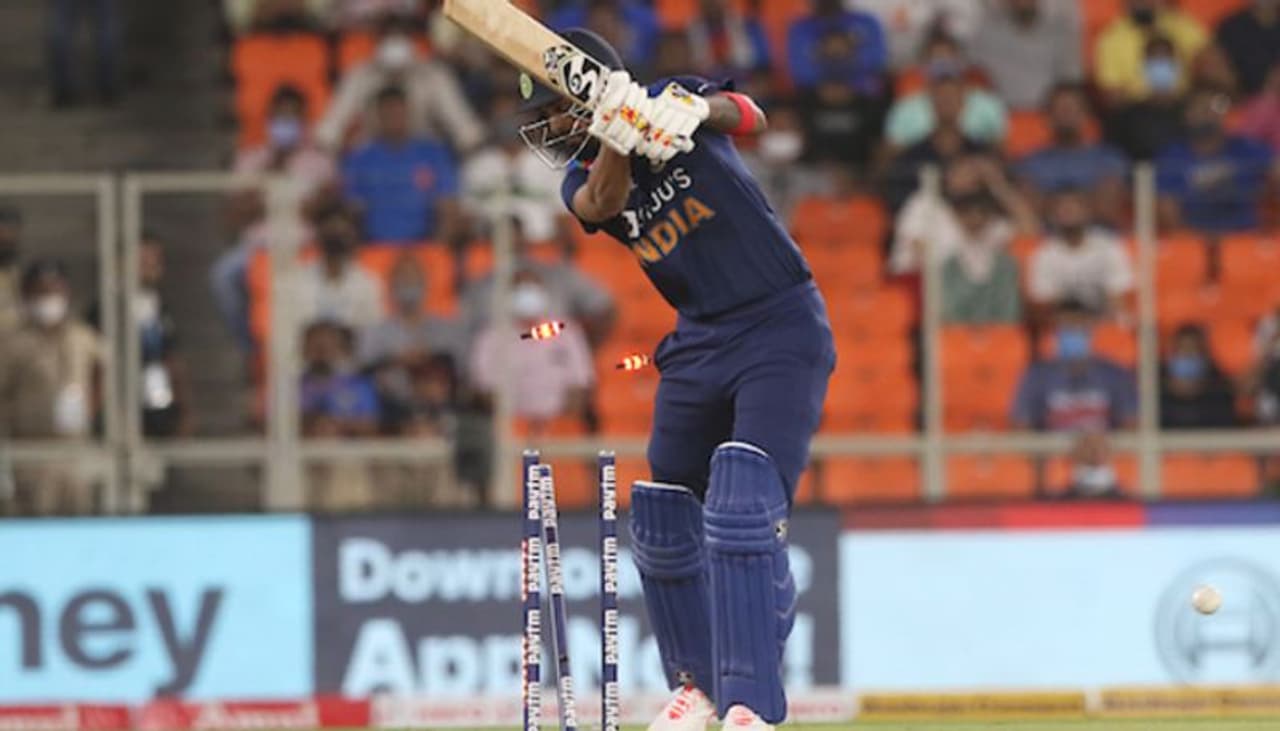 <p>చాలారోజుల గ్యాప్ తర్వాత బరిలో దిగిన కెఎల్ రాహుల్, నాలుగు బంతులాడి ఒక్క పరుగు మాత్రమే చేసి జోఫ్రా ఆర్చర్ బౌలింగ్‌లో క్లీన్ బౌల్డ్ అయ్యాడు. 2 పరుగులకే తొలి వికెట్ కోల్పోయింది టీమిండియా...</p>