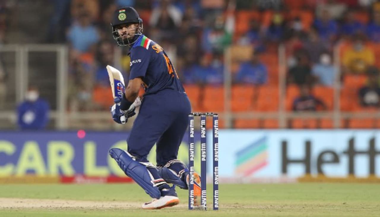 <p>టాస్ ఓడి తొలుత బ్యాటింగ్ చేసిన టీమిండియా నిర్ణీత 20 ఓవర్లలో 7 వికెట్లు కోల్పోయి 124 పరుగులు మాత్రమే చేయగలిగింది. కెఎల్ రాహుల్ 1, శిఖర్ ధావన్ 4, విరాట్ కోహ్లీ డకౌట్ కాగా రిషబ్ పంత్ 21, హార్ధిక్ పాండ్యా 19 పరుగులు చేశారు...</p>