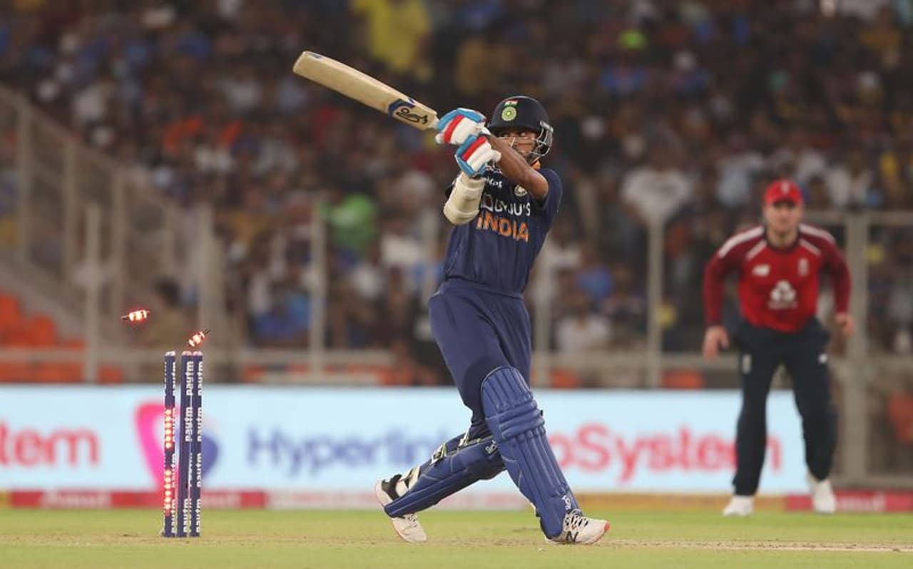 <p>తొలి టీ20 మ్యాచ్‌లో శిఖర్ ధావన్ ఆడిన తీరు, ప్రేక్షకులతో పాటు క్రికెట్ విశ్లేషకులకు ఆశ్చర్యాన్ని కలిగించింది. 12 బంతులాడి కేవలం 4 పరుగులే చేసిన ధావన్, మార్క్ వుడ్ బౌలింగ్‌లో క్లీన్ బౌల్డ్ అయ్యాడు. ఆసీస్ టూర్‌లో కూడా రాణించని ధావన్‌ను రెండో మ్యాచ్‌లోనే పక్కనబెట్టేసింది టీమిండియా...</p>