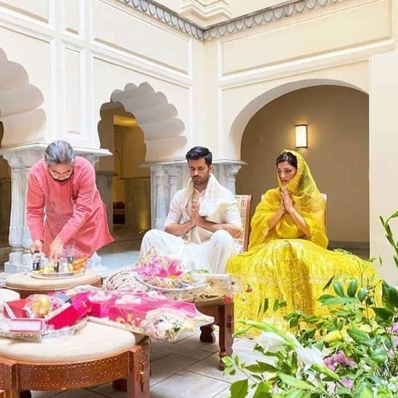 టాలీవుడ్లో క్రేజీ హీరోయిన్గా రాణించిన మెహరీన్ ఎంగేజ్మెంట్ హరియానా మాజీ సీఎం భజన్ లాల్ బిష్ణోయ్ కుమారుడు ఆడంపూర్ ఎమ్మెల్యే కుల్దీప్ బిష్ణోయ్ తనయుడు భవ్య బిష్ణోయ్తో జరిగింది. టాలీవుడ్లో క్రేజీ హీరోయిన్గా రాణించిన మెహరీన్ ఎంగేజ్మెంట్ హరియానా మాజీ సీఎం భజన్ లాల్ బిష్ణోయ్ కుమారుడు ఆడంపూర్ ఎమ్మెల్యే కుల్దీప్ బిష్ణోయ్ తనయుడు భవ్య బిష్ణోయ్తో జరిగింది.