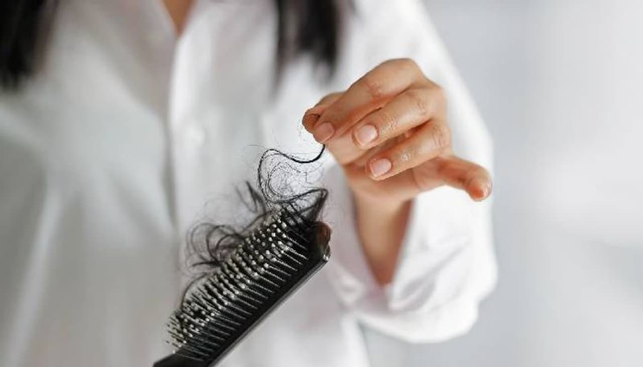 <p>ಮಾಲಿನ್ಯ, ಒತ್ತಡ ಮತ್ತು ಬದಲಾಗುತ್ತಿರುವ ಜೀವನಶೈಲಿಗಳು ಕೂದಲು ಉದುರಲು ಕೆಲವು ಮುಖ್ಯ ಕಾರಣಗಳು.</p> <p>ಮಾಲಿನ್ಯ, ಒತ್ತಡ ಮತ್ತು ಬದಲಾಗುತ್ತಿರುವ ಜೀವನಶೈಲಿಗಳು ಕೂದಲು ಉದುರಲು ಕೆಲವು ಮುಖ್ಯ ಕಾರಣಗಳು.</p>