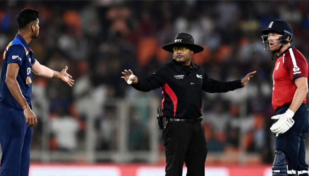 <p>మొదటి టీ20 మ్యాచ్లో వేసిన తొలి బంతికే జాసన్ రాయ్ వికెట్ తీసిన వాషింగ్టన్ సుందర్, ఇంగ్లాండ్ బ్యాట్స్మెన్ జానీ బెయిర్ స్టో మధ్య చిన్నపాటి గొడవ జరిగింది...</p> <p>మొదటి టీ20 మ్యాచ్లో వేసిన తొలి బంతికే జాసన్ రాయ్ వికెట్ తీసిన వాషింగ్టన్ సుందర్, ఇంగ్లాండ్ బ్యాట్స్మెన్ జానీ బెయిర్ స్టో మధ్య చిన్నపాటి గొడవ జరిగింది...</p>