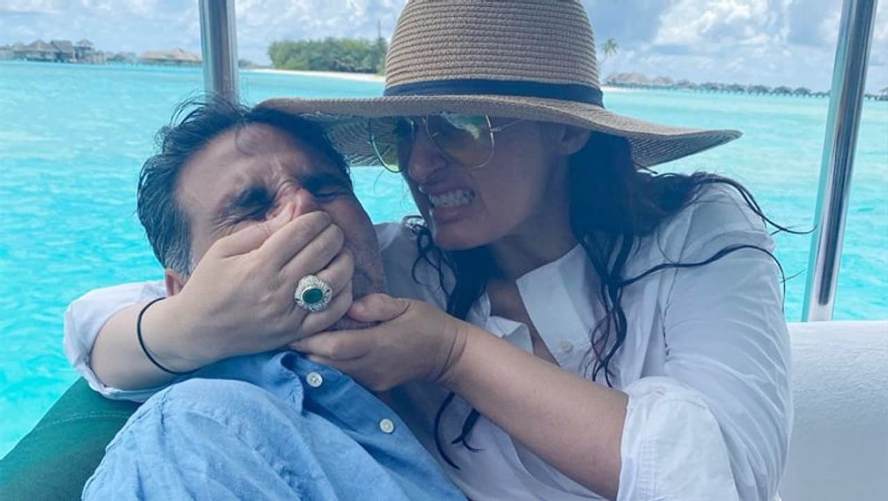 <p>ಫೋಟೋವೊಂದರಲ್ಲಿ ಟ್ವಿಂಕಲ್ ಪತಿ ಅಕ್ಷಯ್‌ ಮುಖ ಮತ್ತು ಮೂಗನ್ನು ಒತ್ತಿ ಹಿಡಿದಿದ್ದಾರೆ.</p>