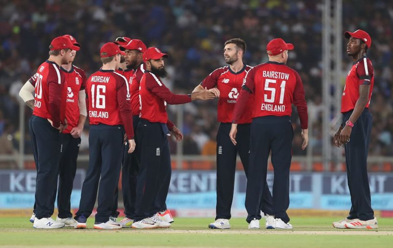 <p>இங்கிலாந்துக்கு எதிரான முதல் டி20 போட்டியில் இந்திய அணி வெறும் 124 ரன்கள் மட்டுமே அடித்து, இங்கிலாந்திடம் 8 விக்கெட் வித்தியாசத்தில் படுதோல்வி அடைந்தது. இந்திய அணி நிர்ணயித்த 125 ரன்கள் என்ற இலக்கை 16வது ஓவரிலேயே அடித்து அபார வெற்றி பெற்றது இங்கிலாந்து அணி.<br /> </p> <p>இங்கிலாந்துக்கு எதிரான முதல் டி20 போட்டியில் இந்திய அணி வெறும் 124 ரன்கள் மட்டுமே அடித்து, இங்கிலாந்திடம் 8 விக்கெட் வித்தியாசத்தில் படுதோல்வி அடைந்தது. இந்திய அணி நிர்ணயித்த 125 ரன்கள் என்ற இலக்கை 16வது ஓவரிலேயே அடித்து அபார வெற்றி பெற்றது இங்கிலாந்து அணி.<br /> </p>