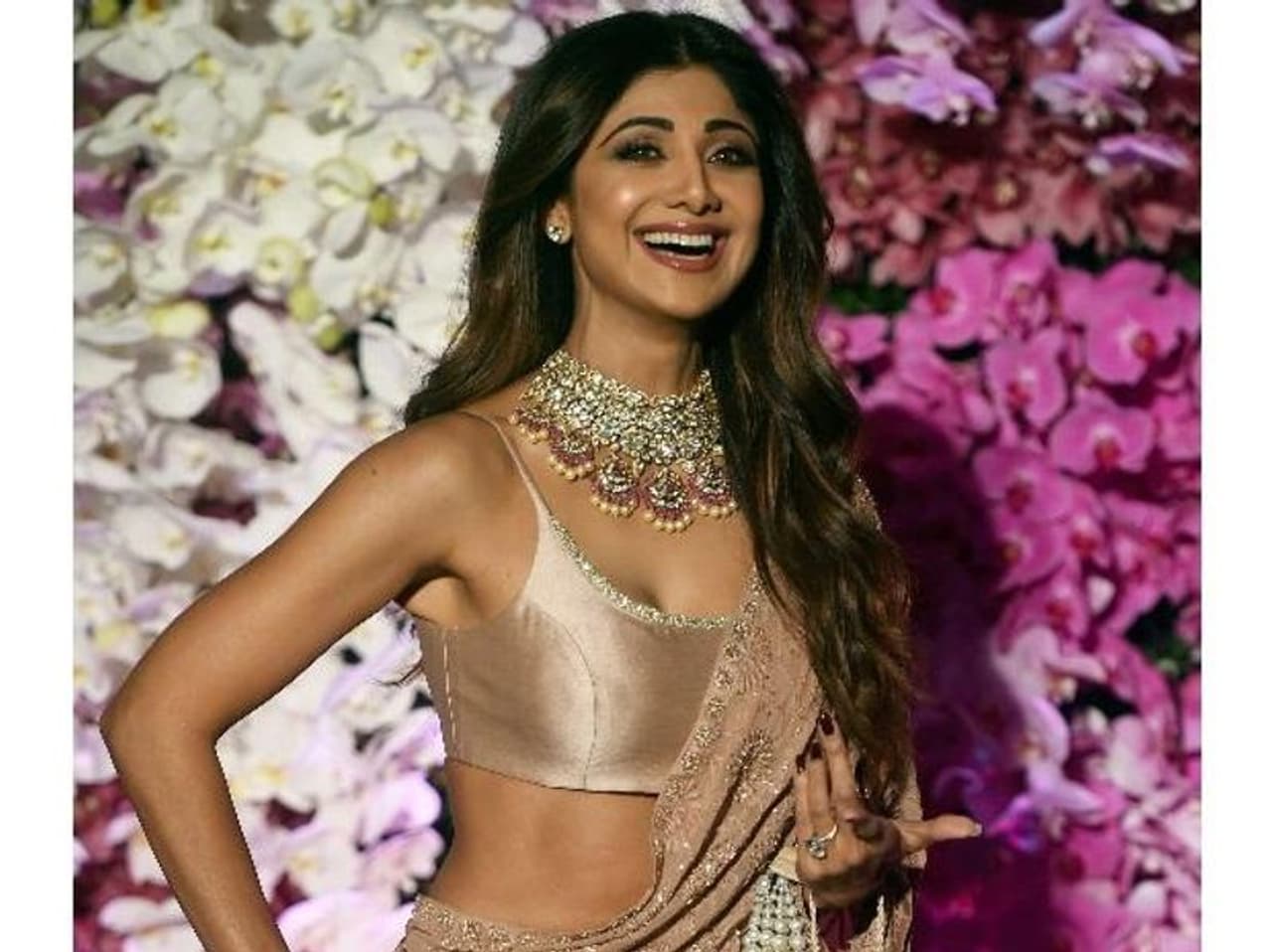 <p>అంతేకాదు ఆమె ఫిట్నెస్ గురించి కూడా చాలా ఇష్టపడుతారు ఇంకా ఆమెని &nbsp;ఫాలో కూడా అవుతారు. సోషల్ మీడియాలో శిల్పా శెట్టి &nbsp;వీడియోలు &nbsp;క్షణాల్లోనే వైరల్ అవుతుంటాయి. ఆమె విలాసవంతమైన లైఫ్ స్టయిల్ గురించి మీకు తెలియని కొన్ని &nbsp; ఇంట్రెస్టింగ్ విషయాలు మీకోసం..</p>