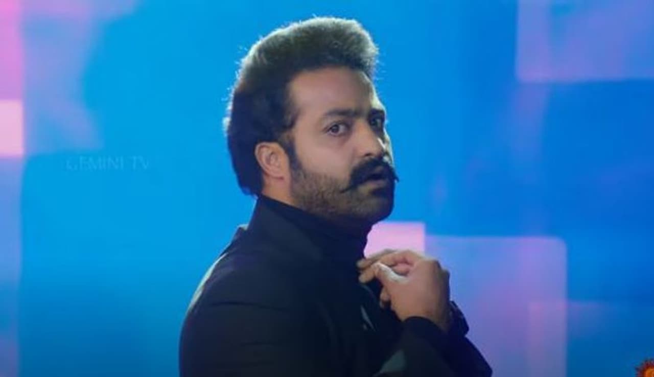 ఎన్టీఆర్‌ హోస్ట్ గా `ఎవరు మీలో కోటీశ్వరులు` షో ప్రసారం కాబోతుంది. జెమినీ టీవీలో ప్రసారం కాబోతున్న ఈ షోని శనివారం అధికారికంగా ప్రకటించారు. ఈ సందర్భంగా ఓ ప్రోమో విడుదల చేశారు. ఎన్టీఆర్‌ తనదైన స్టయిల్‌తో ప్రోమోని రక్తికట్టించారు. ఇక్కడ కథ మీది, కల మీది.. ఆట నాది.. కోటీ మీరు.. రండి గెలుద్దాం.. ఎందరో మహానుభావులు అందరికి వందనాలు. ఎవరు మీలో కోటీశ్వరులు. మీ రామారావు` అని చెప్పారు.