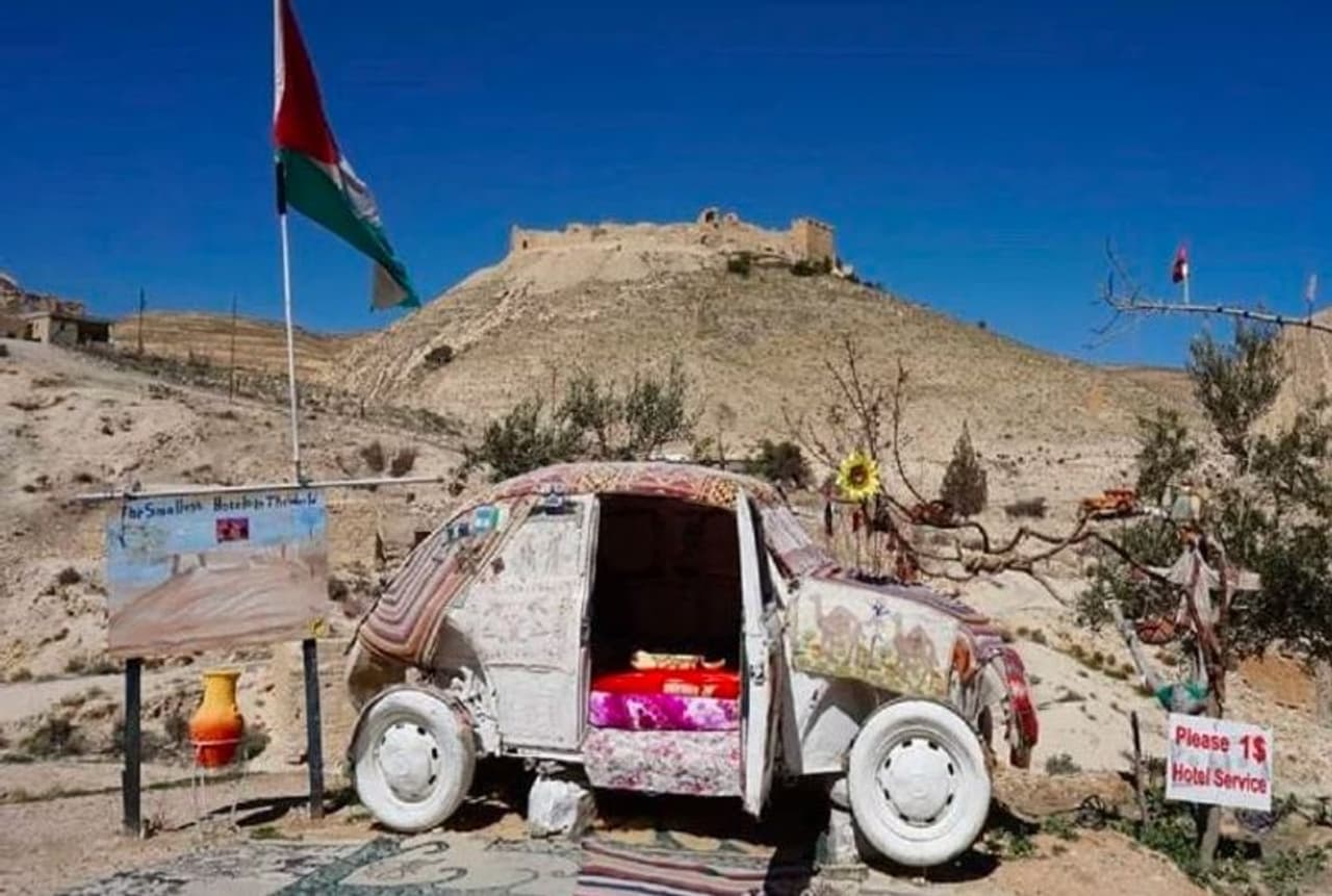 <p>ప్రపంచంలోని ఈ చిన్న హోటల్ భవనంలో కాదు, కారులో ఉందని తెలిస్తే మీరు ఆశ్చర్యపోతారు. ఈ హోటల్ అరబ్ దేశమైన జోర్డాన్లో నైరుతి ఆసియాలోని అకాబా బేకు దక్షిణాన ఉంది. ఈ హోటల్ యజమాని జోర్డాన్ కు చెందిన మొహమ్మద్ అల్ మలాహిమ్. తన పాతకాలపు వోక్స్వ్యాగన్ బీటిల్ కార్ హోటల్ ప్రపంచంలోనే అతి చిన్నది, ప్రత్యేకమైనదని ఆయన పేర్కొన్నారు.</p> <p>ప్రపంచంలోని ఈ చిన్న హోటల్ భవనంలో కాదు, కారులో ఉందని తెలిస్తే మీరు ఆశ్చర్యపోతారు. ఈ హోటల్ అరబ్ దేశమైన జోర్డాన్లో నైరుతి ఆసియాలోని అకాబా బేకు దక్షిణాన ఉంది. ఈ హోటల్ యజమాని జోర్డాన్ కు చెందిన మొహమ్మద్ అల్ మలాహిమ్. తన పాతకాలపు వోక్స్వ్యాగన్ బీటిల్ కార్ హోటల్ ప్రపంచంలోనే అతి చిన్నది, ప్రత్యేకమైనదని ఆయన పేర్కొన్నారు.</p>