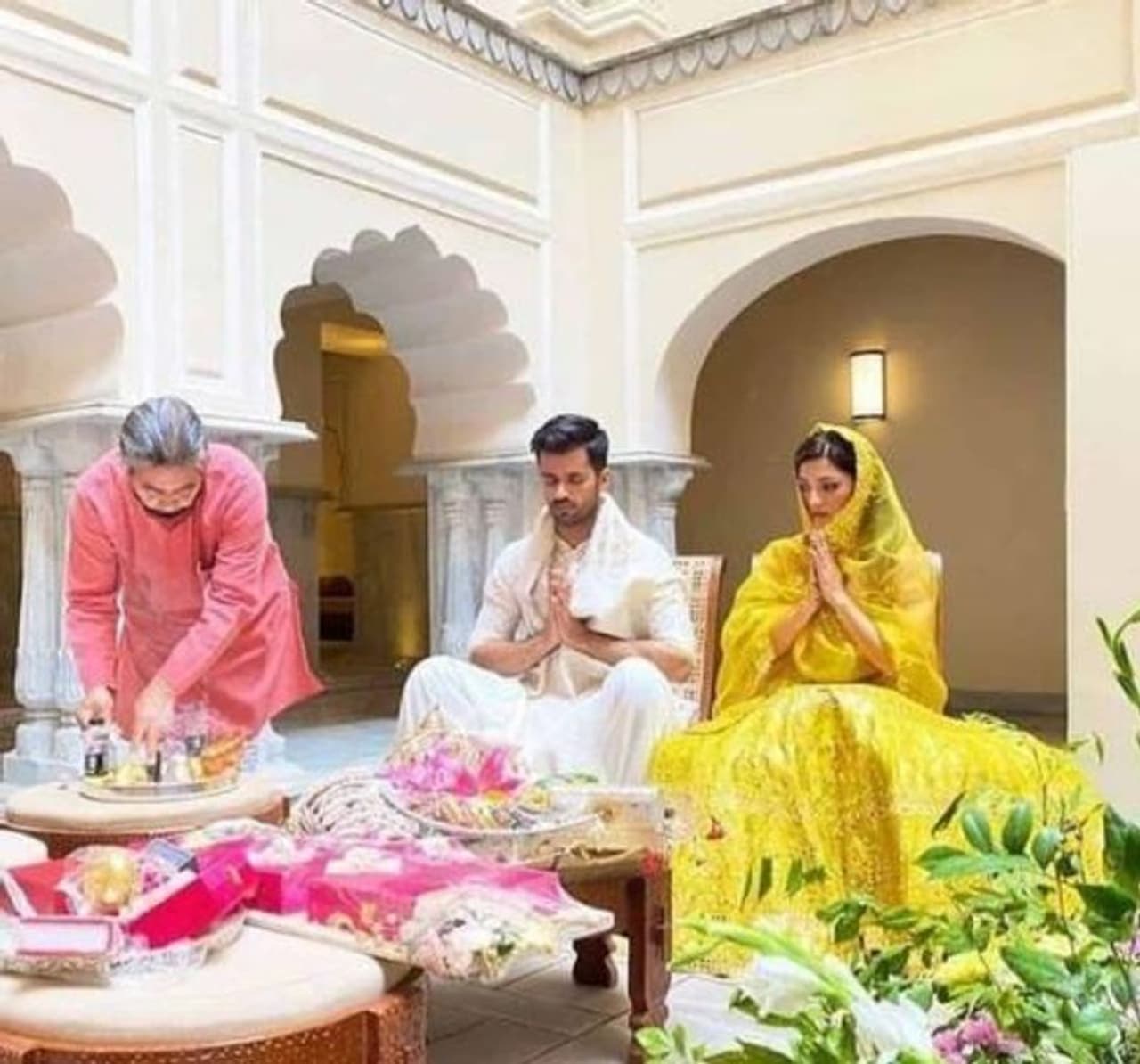 <p>அழகு தேவதை மெஹ்ரீன் பிர்ஸடா, தமிழில் நெஞ்சில் துணிவிருந்தால் படத்தின் மூலம் அறிமுகமானவர் இதை தொடர்ந்து நோட்டா, தனுஷின் பட்டாசு ஆகிய படங்களில் நடித்தார்.</p>