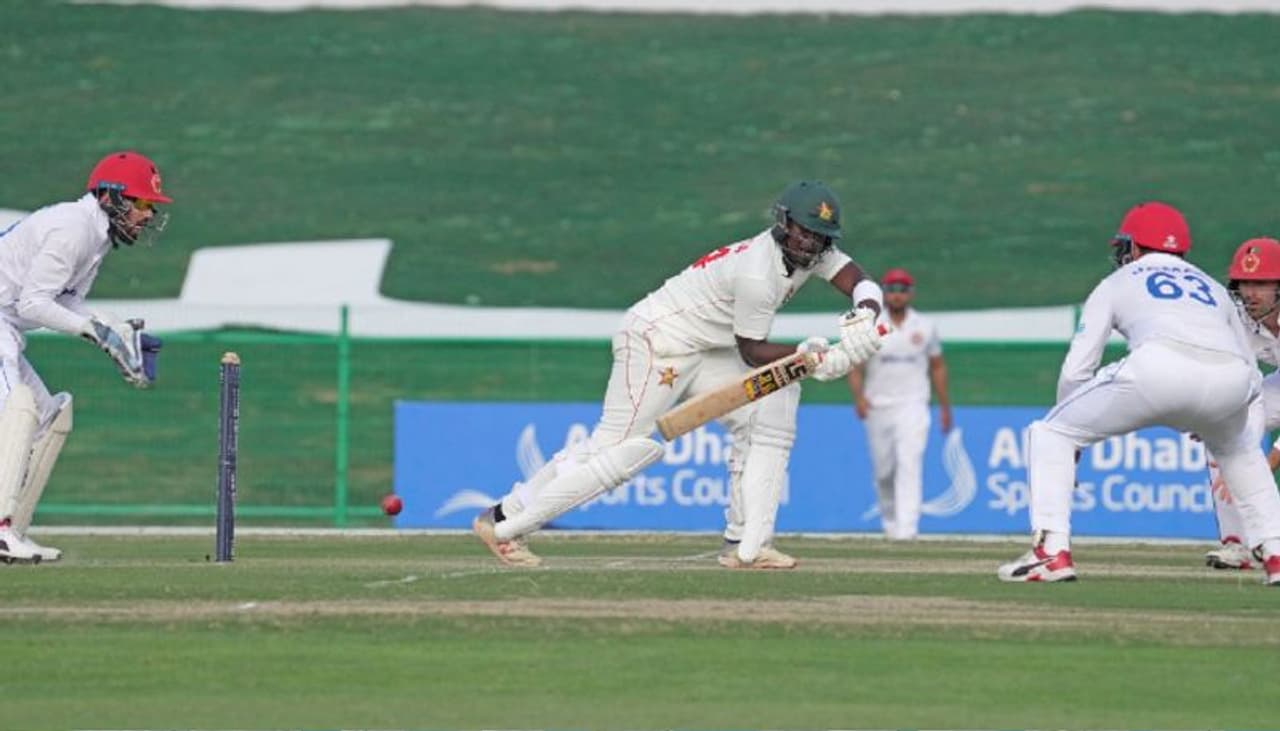 <p>ఎంత భారీ లక్ష్యం అయినా, బౌండరీకి వెళ్తున్నప్పుడు బంతిని ఆపాలని ప్రయత్నిస్తారు ఫీల్డర్లు. అయితే ఆఫ్ఘాన్ సంచలన బ్యాట్స్మెన్ హస్మతుల్లా షాహిదీ మాత్రం నాన్స్ట్రైయికింగ్లో ఉన్న టెయిలెండర్ బ్యాట్స్మెన్కి బ్యాటింగ్ రావాలనే ఉద్దేశంతో కావాలని బంతిని బౌండరీకి తరలించాడు. </p> <p>ఎంత భారీ లక్ష్యం అయినా, బౌండరీకి వెళ్తున్నప్పుడు బంతిని ఆపాలని ప్రయత్నిస్తారు ఫీల్డర్లు. అయితే ఆఫ్ఘాన్ సంచలన బ్యాట్స్మెన్ హస్మతుల్లా షాహిదీ మాత్రం నాన్స్ట్రైయికింగ్లో ఉన్న టెయిలెండర్ బ్యాట్స్మెన్కి బ్యాటింగ్ రావాలనే ఉద్దేశంతో కావాలని బంతిని బౌండరీకి తరలించాడు. </p>