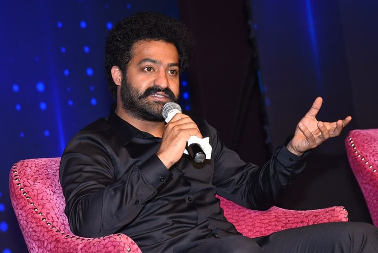 మొట్టమొదటిసారి ఎన్టీఆర్ 2017లో బుల్లితెర హోస్ట్ గా మారారు. తెలుగులో ప్రసారమైన బిగ్ బాస్ షో మొదటి సీజన్ కి ఎన్టీఆర్ హోస్ట్ గా వ్యవహరించారు. తెలుగు ప్రేక్షకులకు అంతగా పరిచయం లేని ఆ షోకి ఎన్టీఆర్ తన ఫేమ్ మరియు టాలెంట్ తో సూపర్ పాప్యులారిటీ తెచ్చారు. మొట్టమొదటిసారి ఎన్టీఆర్ 2017లో బుల్లితెర హోస్ట్ గా మారారు. తెలుగులో ప్రసారమైన బిగ్ బాస్ షో మొదటి సీజన్ కి ఎన్టీఆర్ హోస్ట్ గా వ్యవహరించారు. తెలుగు ప్రేక్షకులకు అంతగా పరిచయం లేని ఆ షోకి ఎన్టీఆర్ తన ఫేమ్ మరియు టాలెంట్ తో సూపర్ పాప్యులారిటీ తెచ్చారు.