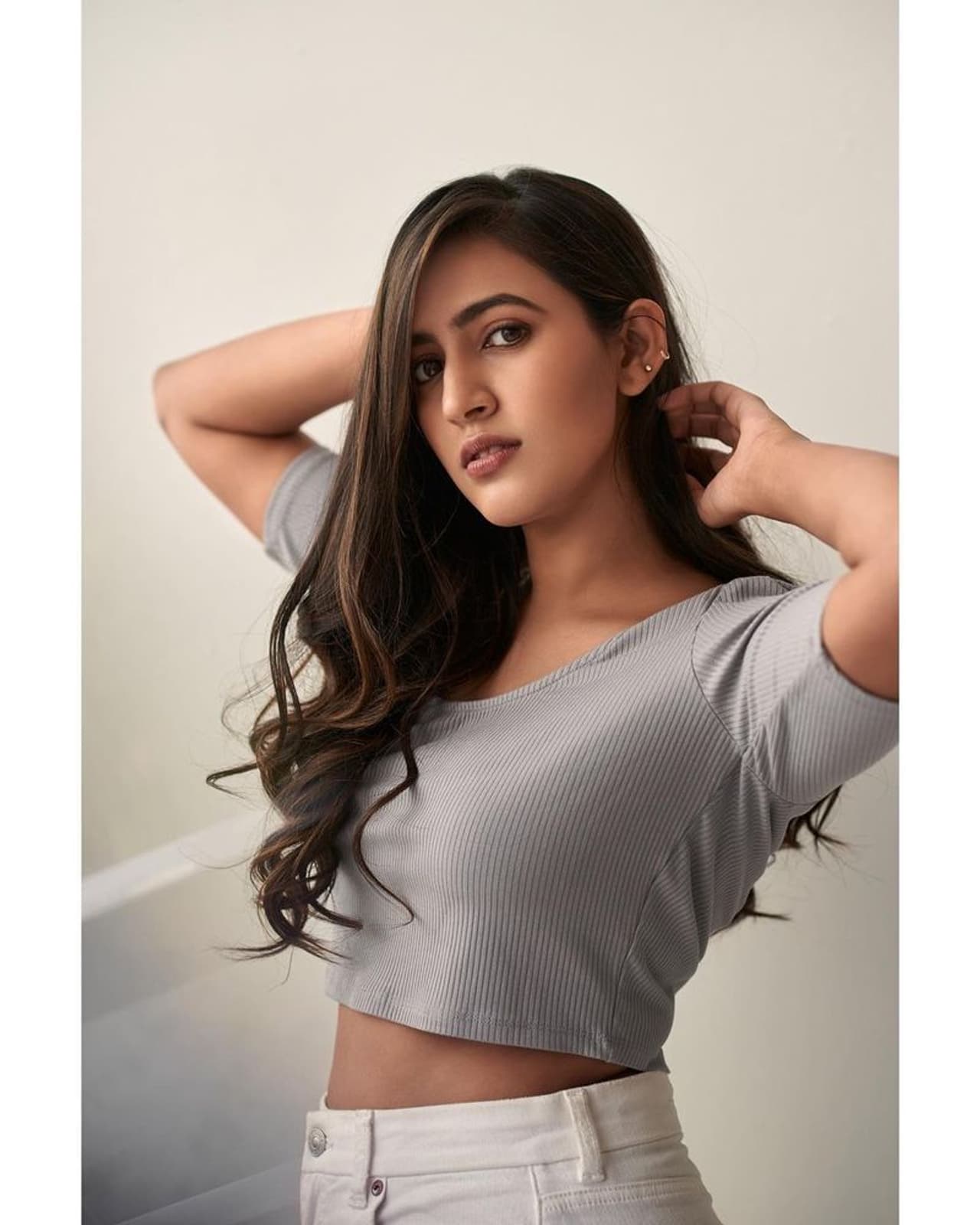 హాట్ హాట్ ఫోటో షూట్స్ తో నిహారిక బేబీ.. ఇంస్టాగ్రామ్ ఫ్యాన్స్ ని ఫిదా చేస్తున్నారు. పెళ్ళైన తరువాత కూడా తన పాత పద్ధతి కొనసాగిస్తున్నారు. హాట్ హాట్ ఫోటో షూట్స్ తో నిహారిక బేబీ.. ఇంస్టాగ్రామ్ ఫ్యాన్స్ ని ఫిదా చేస్తున్నారు. పెళ్ళైన తరువాత కూడా తన పాత పద్ధతి కొనసాగిస్తున్నారు.