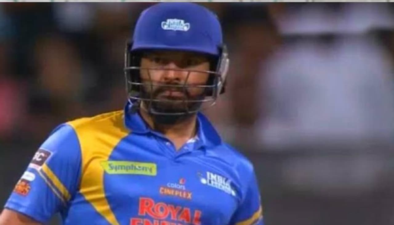 <p>సౌతాఫ్రికా లెజెండ్స్‌తో జరిగిన మ్యాచ్‌లో తొలుత బ్యాటింగ్ చేసిన ఇండియా లెజెండ్స్ జట్టు నిర్ణీత 20 ఓవర్లలో 3 వికెట్లు కోల్పోయి 204 పరుగుల భారీ స్కోరు చేసింది. వీరబాదుడు వీరేంద్ర సెహ్వాగ్ 6 పరుగులకే అవుటైనా సచిన్ టెండూల్కర్, బద్రీనాథ్, యువరాజ్ సింగ్ కలిసి అద్భుతమైన బ్యాటింగ్‌తో టీమిండియా లెజెండ్స్‌కి భారీ స్కోరు అందించారు...</p>