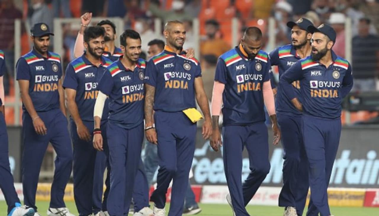 <p>இந்தியா இங்கிலாந்து இடையேயான முதல் டி20 போட்டியில் 8 விக்கெட் வித்தியாசத்தில் இங்கிலாந்து அணி அபார வெற்றி பெற்றது. அந்த போட்டியில் இந்திய அணியின் பேட்டிங் மோசமாக இருந்தது. நல்ல ஃபார்மில் இருக்கும் ரோஹித்துக்கு ஓய்வளிக்கப்பட்டது கடும் விமர்சனத்துக்குள்ளானது. அணியின் சிறந்த ஆடும் லெவனுடன் களமிறங்க வேண்டும் என்ற வலியுறுத்தல்கள் வலுத்தன.</p> <p>இந்தியா இங்கிலாந்து இடையேயான முதல் டி20 போட்டியில் 8 விக்கெட் வித்தியாசத்தில் இங்கிலாந்து அணி அபார வெற்றி பெற்றது. அந்த போட்டியில் இந்திய அணியின் பேட்டிங் மோசமாக இருந்தது. நல்ல ஃபார்மில் இருக்கும் ரோஹித்துக்கு ஓய்வளிக்கப்பட்டது கடும் விமர்சனத்துக்குள்ளானது. அணியின் சிறந்த ஆடும் லெவனுடன் களமிறங்க வேண்டும் என்ற வலியுறுத்தல்கள் வலுத்தன.</p>