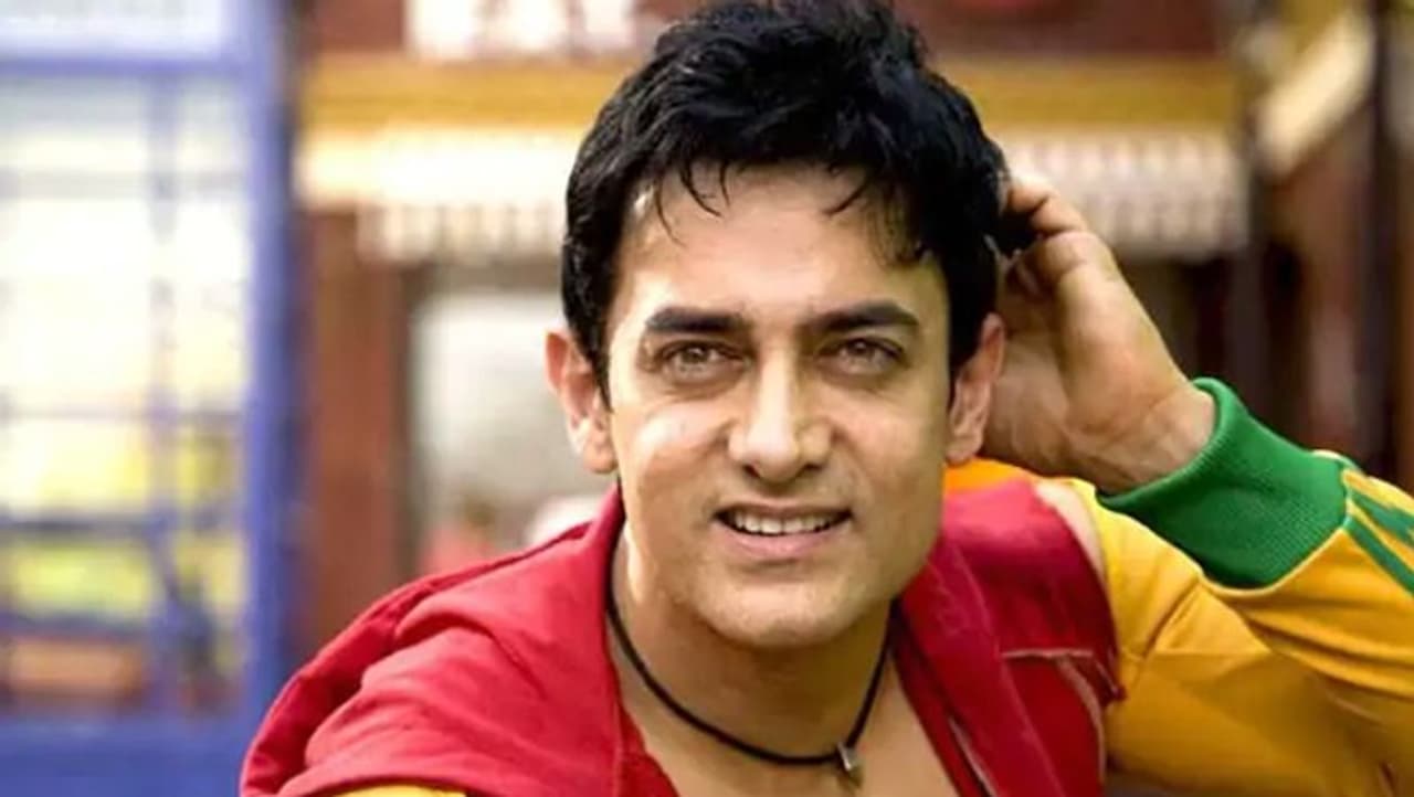 <p>ಬಾಲಿವುಡ್‌ನ ಅದ್ಭುತ ನಟ, ನಿರ್ದೇಶಕರಲ್ಲಿ ಒಬ್ಬರಾದ ಆಮೀರ್ ಖಾನ್&nbsp;ನಿವ್ವಳ ಮೌಲ್ಯ 180 ಮಿಲಿಯನ್ ಡಾಲರ್ (1314 ಕೋಟಿ ರೂಪಾಯಿಗಳು). ಅಷ್ಟೇ ಅಲ್ಲ, ಅವರ ವಾರ್ಷಿಕ ಆದಾಯ ಸುಮಾರು 153 ಕೋಟಿ ರೂ.</p><p><br />&nbsp;</p>