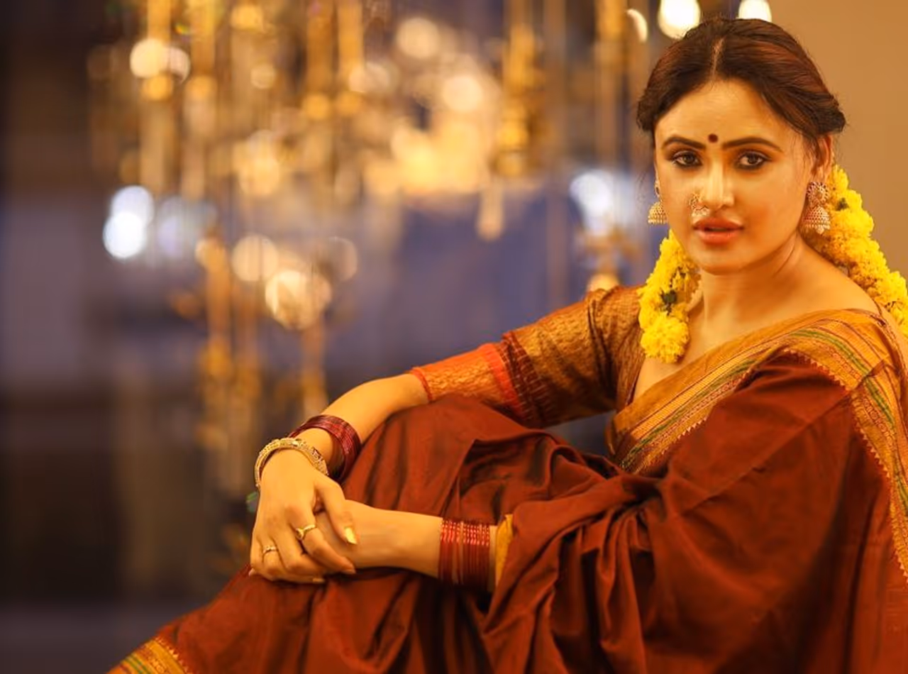 పాదారణాలా పడుచు పిల్లగా తయారై, కళ్ళతో గాలం వేసి లాగారు. బంగారు అంచు కలిగిన ముదురు ఎరుపు చీరలో సోనీ బంగారం వలె మెరిసిపోయింది. పాదారణాలా పడుచు పిల్లగా తయారై, కళ్ళతో గాలం వేసి లాగారు. బంగారు అంచు కలిగిన ముదురు ఎరుపు చీరలో సోనీ బంగారం వలె మెరిసిపోయింది.