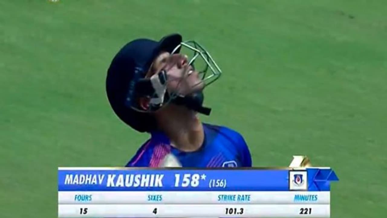 <p>ఫైనల్ ఫైట్లో టాస్ గెలిచి బ్యాటింగ్ ఎంచుకున్న ఉత్తరప్రదేశ్, నిర్ణీత 50 ఓవర్లలో 4 వికెట్లు కోల్పోయి 312 పరుగుల భారీ స్కోరు చేసింది. సామ్రాట్ సింగ్తో కిసలి మొదటి వికెట్కి 122 పరుగులు జోడించిడు మాధవ్ కౌషిక్. </p> <p>ఫైనల్ ఫైట్లో టాస్ గెలిచి బ్యాటింగ్ ఎంచుకున్న ఉత్తరప్రదేశ్, నిర్ణీత 50 ఓవర్లలో 4 వికెట్లు కోల్పోయి 312 పరుగుల భారీ స్కోరు చేసింది. సామ్రాట్ సింగ్తో కిసలి మొదటి వికెట్కి 122 పరుగులు జోడించిడు మాధవ్ కౌషిక్. </p>