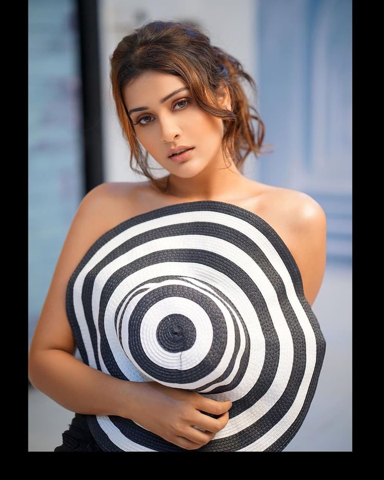 పాయల్ రాజ్ పుత్ హాట్ ఫోటో షూట్స్ కి పెట్టింది పేరు. వెండితెరపై పాయల్ కి ఆశించిన సక్సెస్ దక్కలేదు. హాలీవుడ్ రేజ్ ఫిగర్ ఉన్నప్పటికీ... సరైన సక్సెస్ దక్కకపోవడం ఆమెకు బ్రేక్ రావడం లేదు. పాయల్ రాజ్ పుత్ హాట్ ఫోటో షూట్స్ కి పెట్టింది పేరు. వెండితెరపై పాయల్ కి ఆశించిన సక్సెస్ దక్కలేదు. హాలీవుడ్ రేజ్ ఫిగర్ ఉన్నప్పటికీ... సరైన సక్సెస్ దక్కకపోవడం ఆమెకు బ్రేక్ రావడం లేదు.