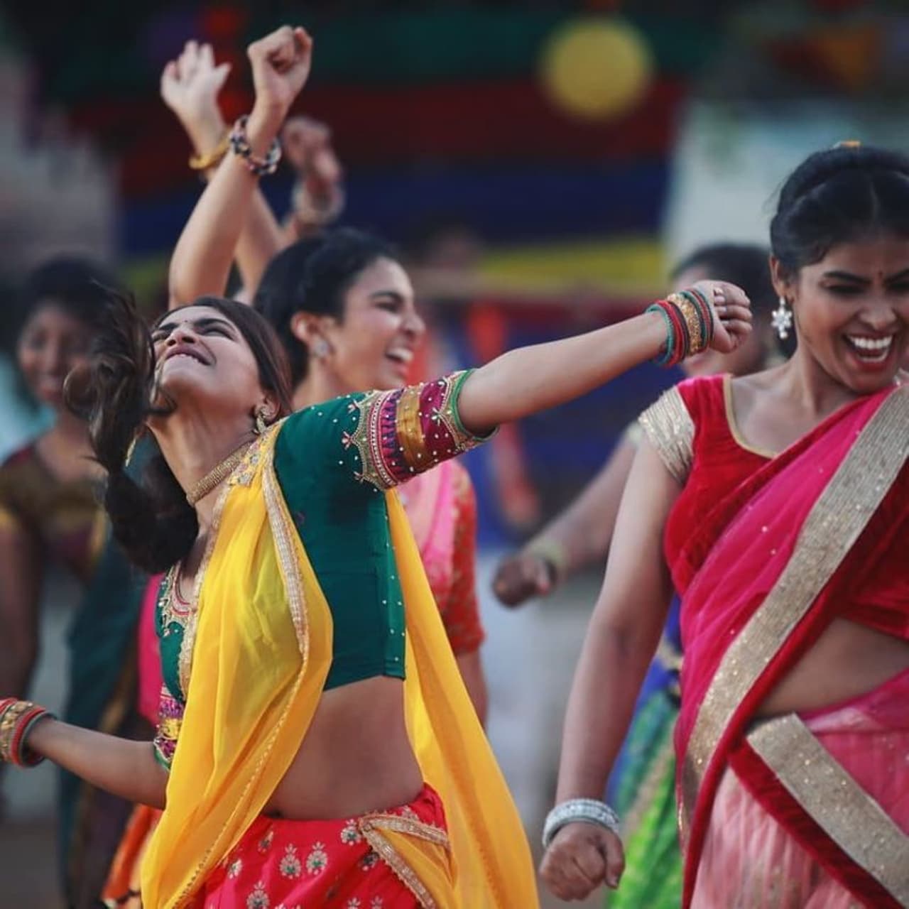 దేత్తడి హారికగా పాపులర్ అయిన హారిక బిగ్బాస్ నాల్గో సీజన్లో మెరిసి మెప్పించింది. మేల్ కంటెస్టెంట్లకి దీటుగా గేమ్ ఆడి తన సత్తాని చాటింది. షో తర్వాత సొంతంగా యూట్యూబ్ నడిపిస్తున్న హారిక ఇప్పుడు ఫస్ట్ టైమ్ వీడియో సాంగ్ చేసింది. కెరీర్లోనే మొదటిసారి వీడియో సాంగ్లో ఆడిపాడినట్టు చెప్పింది హారిక. దేత్తడి హారికగా పాపులర్ అయిన హారిక బిగ్బాస్ నాల్గో సీజన్లో మెరిసి మెప్పించింది. మేల్ కంటెస్టెంట్లకి దీటుగా గేమ్ ఆడి తన సత్తాని చాటింది. షో తర్వాత సొంతంగా యూట్యూబ్ నడిపిస్తున్న హారిక ఇప్పుడు ఫస్ట్ టైమ్ వీడియో సాంగ్ చేసింది. కెరీర్లోనే మొదటిసారి వీడియో సాంగ్లో ఆడిపాడినట్టు చెప్పింది హారిక.