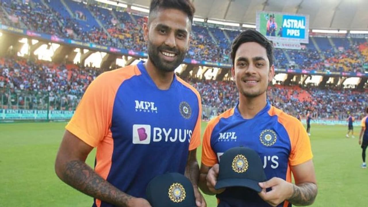 <p>ఇంగ్లాండ్‌తో జరిగిన రెండో టీ20 మ్యాచ్ ద్వారా ఏకంగా ఇద్దరు ముంబై ఇండియన్స్ ఆటగాళ్లు సూర్యకుమార్ యాదవ్, ఇషాన్ కిషన్ టీమిండియా తరుపున ఆరంగ్రేటం చేసిన సంగతి తెలిసిందే.</p>