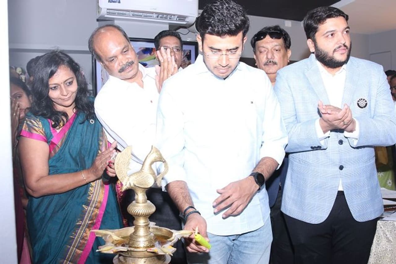 <p>ಪರಿಸರ ಸ್ನೇಹಿ ಇ ವಾಹನಗಳ ಬಳಕೆಯನ್ನು ಹೆಚ್ಚಿಸಿ ದೇಶದ ಪರಿಸರದ ಜತೆಗೆ ಗ್ರಾಹಕರ ಹಣ ಮತ್ತು ಸಮಯ ಉಳಿತಾಯ ಮಾಡುವ ಉದ್ದೇಶದಿಂದ ಜಿತೇಂದ್ರ ಇವಿ ಟೆಕ್ ಸಂಸ್ಥೆಯು ಅತಿಯಾಸ್ ಮೊಬಿಲಿಟಿ ಸಹಯೋಗದಲ್ಲಿ ಅತ್ಯಾಧುನಿಕ ಸೌಲಭ್ಯ ಹೊಂದಿರುವ ಶೋ ರೂಂ ಬೆಂಗಳೂರಿನಲ್ಲಿ ಉದ್ಘಾಟಿಸಿದೆ. ಗ್ಲೋಬಲ್ ಎಲೆಕ್ಟ್ರಿಫಿಕೆಷನ್ ಮೊಮೆಂಟ್ ಪರಿಕಲ್ಪನೆಗೆ ಉತ್ತೇಜನವನ್ನು ನೀಡುವ ದಿಕ್ಕಿನಲ್ಲಿ ಸಂಸ್ಥೆಯು ಕಾರ್ಯನಿರ್ವಹಿಸುತ್ತಿದೆ.</p>