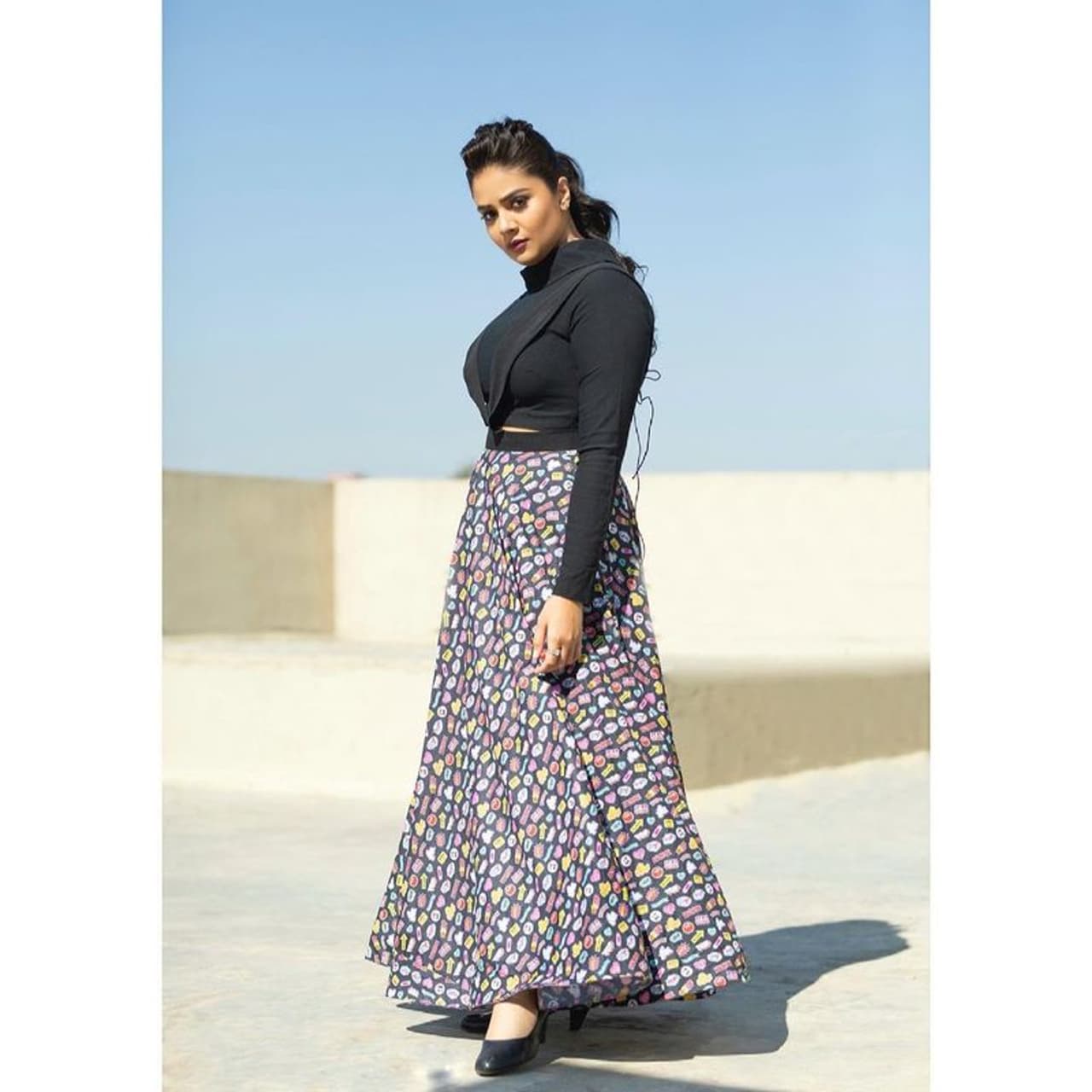 అభిమానులచే ముద్దుగా రాములమ్మగా పిలువబడే శ్రీముఖి బొద్దు అందాలతో కుర్రాళ్లని ఎట్రాక్ట్ చేస్తున్న విషయం తెలిసిందే. అభిమానులచే ముద్దుగా రాములమ్మగా పిలువబడే శ్రీముఖి బొద్దు అందాలతో కుర్రాళ్లని ఎట్రాక్ట్ చేస్తున్న విషయం తెలిసిందే.