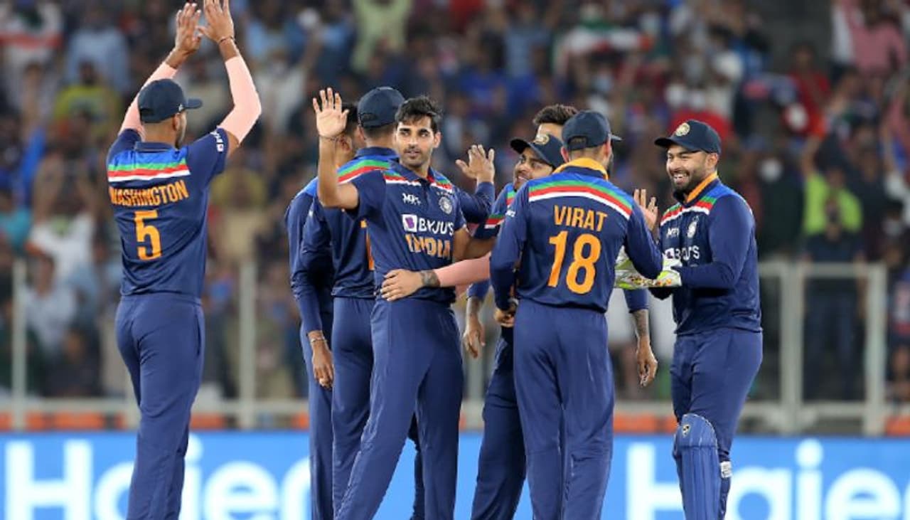 <p>మొదటి ఓవర్ మూడో బంతికే జోస్ బట్లర్ను డకౌట్ చేసి, ఇంగ్లాండ్ జట్టుకి షాక్ ఇచ్చాడు భువనేశ్వర్ కుమార్. ఫవాద్ అహ్మద్ 2013, సునీల్ నరైన్ 2014లో తర్వాత బట్లర్ను డకౌట్ చేసిన బౌలర్గా నిలిచాడు భువనేశ్వర్ కుమార్.</p> <p>మొదటి ఓవర్ మూడో బంతికే జోస్ బట్లర్ను డకౌట్ చేసి, ఇంగ్లాండ్ జట్టుకి షాక్ ఇచ్చాడు భువనేశ్వర్ కుమార్. ఫవాద్ అహ్మద్ 2013, సునీల్ నరైన్ 2014లో తర్వాత బట్లర్ను డకౌట్ చేసిన బౌలర్గా నిలిచాడు భువనేశ్వర్ కుమార్.</p>