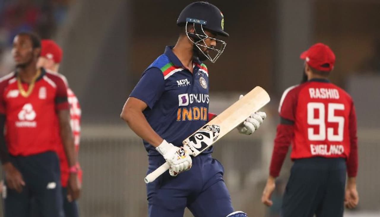 <p>ఆరు బంతులాడిన కెఎల్ రాహుల్ డకౌట్ కావడంతో పరుగులేమీ చేయకుండా తొలి వికెట్ కోల్పోయింది టీమిండియా. అయితే మొదటి మ్యాచ్‌ ఆడుతున్న ఇషాన్ కిషన్ బౌండరీతో తన తొలి అంతర్జాతీయ ఇన్నింగ్స్‌ను ఆరంభించాడు...</p>