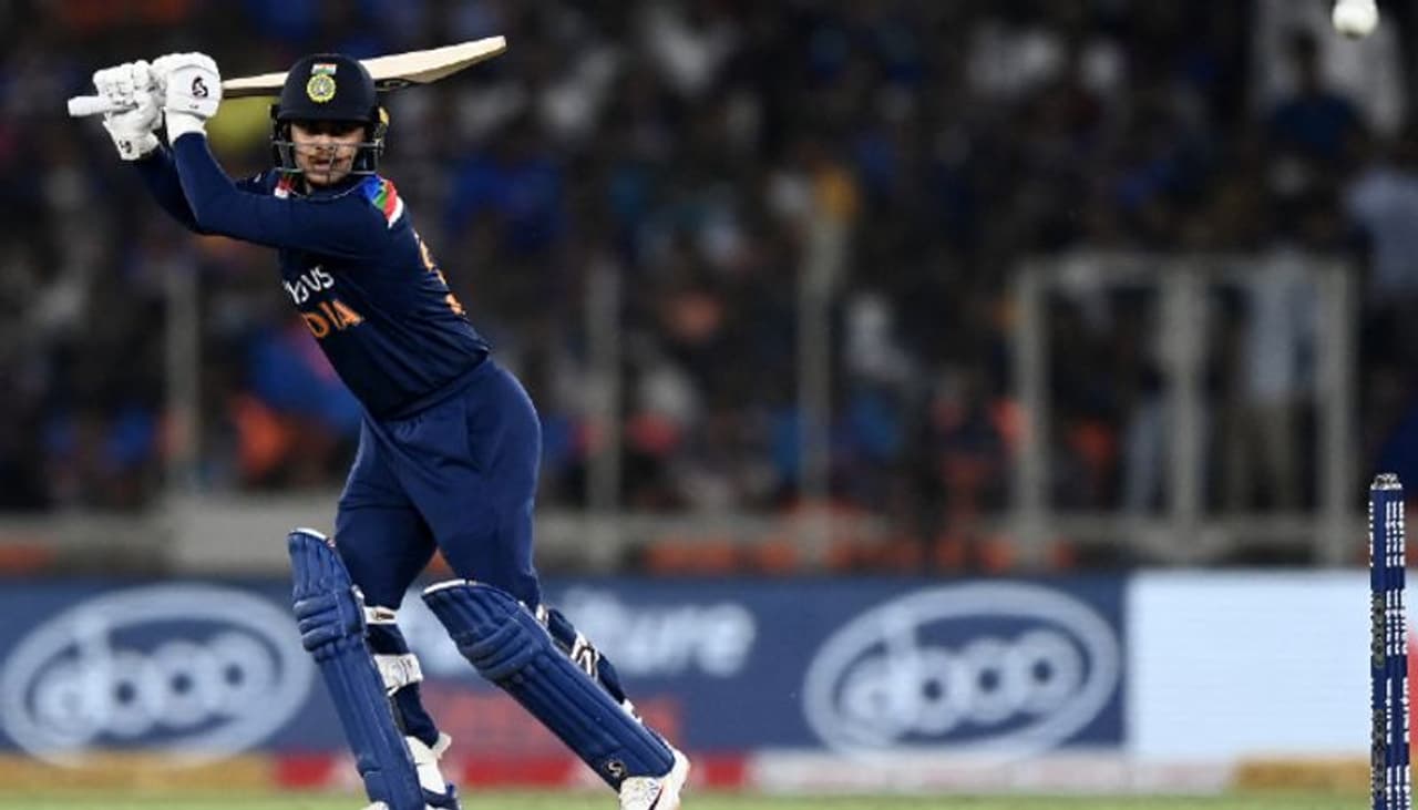 <p><strong>ഇഷാന് കിഷന്</strong></p><p>അരങ്ങേറ്റത്തില് അര്ധ സെഞ്ചുറി നേടിയ കിഷന് മൂന്നാം ടി20യില് മൂന്നാമനായിട്ടാണ് ക്രീസിലെത്തിത്. എന്നാല് നാല് റണ്സുമായി താരം പുറത്തായി. ഇത്തവണ രാഹുലിന്റെ അഭാവത്തില് കിഷന് ഓപ്പണറായി തിരിച്ചെത്തും. അപ്പുറത്ത് രോഹിത്തും. മുംബൈ ഇന്ത്യന്സ് താരങ്ങള് ഒന്നാം വിക്കറ്റില് ഒരുമിക്കതും ആരാധകര്ക്ക് കാണാം. </p> <p><strong>ഇഷാന് കിഷന്</strong></p><p>അരങ്ങേറ്റത്തില് അര്ധ സെഞ്ചുറി നേടിയ കിഷന് മൂന്നാം ടി20യില് മൂന്നാമനായിട്ടാണ് ക്രീസിലെത്തിത്. എന്നാല് നാല് റണ്സുമായി താരം പുറത്തായി. ഇത്തവണ രാഹുലിന്റെ അഭാവത്തില് കിഷന് ഓപ്പണറായി തിരിച്ചെത്തും. അപ്പുറത്ത് രോഹിത്തും. മുംബൈ ഇന്ത്യന്സ് താരങ്ങള് ഒന്നാം വിക്കറ്റില് ഒരുമിക്കതും ആരാധകര്ക്ക് കാണാം. </p>